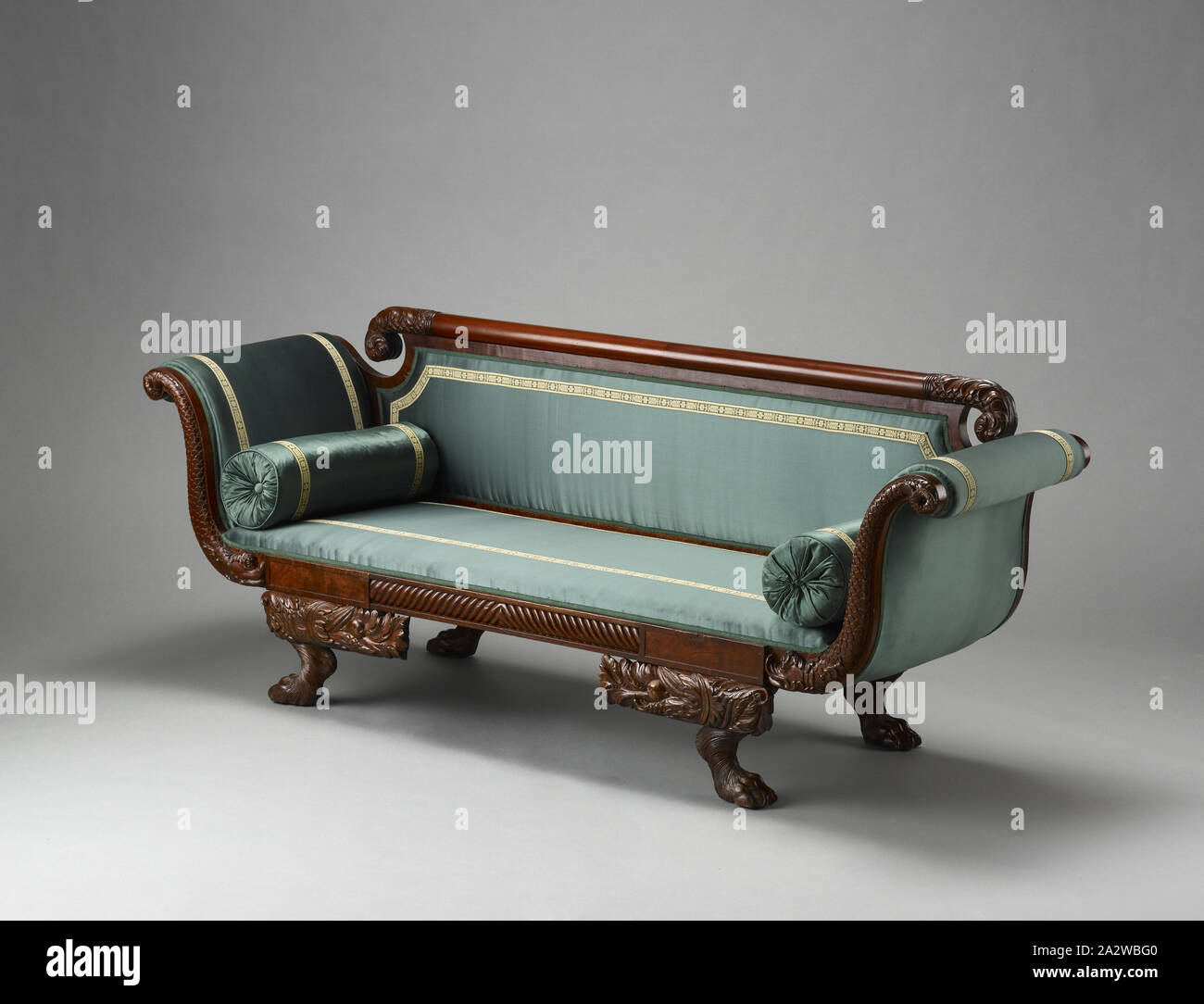 Grecian Sofa, Unbekannt, ca. 1825-1835, Mahagoni, Kiefer, Ahorn, Pappel, moderne Polstermöbel, 32-1/2 x 86 x 24-1/2-in., American, die dekorativen Künste Stockfoto