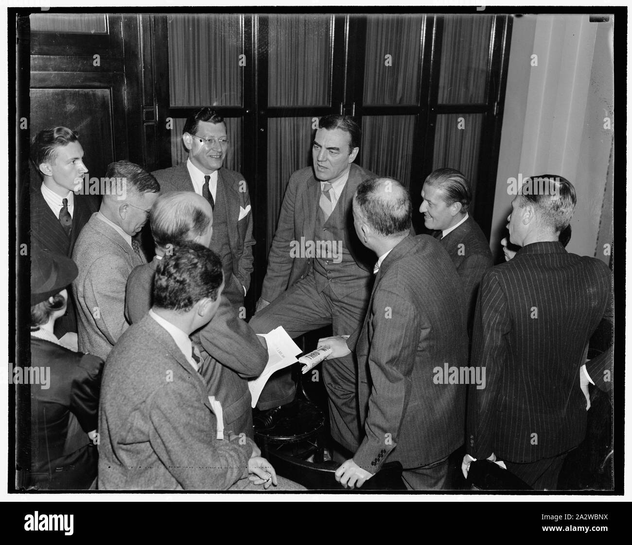 Rep. Hamilton Fisch auf Neutralität. Washington, D.C., Okt. 30. Nach der Hausordnung Ausschuss Sitzung, Rep. Hamilton Fisch war von der Presse befragt. Er erklärte Reportern, dass er keine Disposition hatte zu verschleppen und zu hoffen, dass der Kongress entsorgt die Angelegenheit von Freitag Nacht wäre, aber er sagte, daß die Gegner wollten einige Regel erlaubt das Haus Politik auf drei Fragen zu entscheiden: das Waffenembargo, Darlehen im Rahmen des Cash und Bereitstellung durchführen, und die Macht des Präsidenten zur Bekämpfung der Bereiche, die Fisch sagte, wurde ihm die Behörde ein Aggressor zu Namen entspricht, Stockfoto