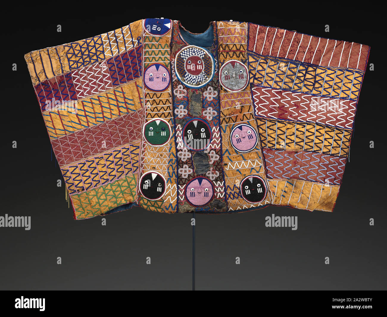 King's feierliche Robe, Yoruba, 1925-1950, Samt, Baumwolle, importierte Glasperlen, 73 x 46 x 1 in., Textil und Mode Kunst Stockfoto