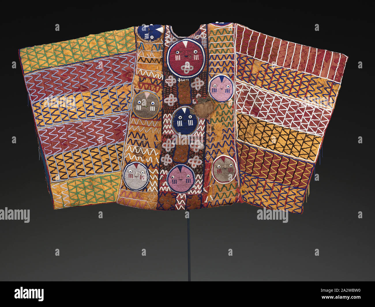 King's feierliche Robe, Yoruba, 1925-1950, Samt, Baumwolle, importierte Glasperlen, 73 x 46 x 1 in., Textil und Mode Kunst Stockfoto