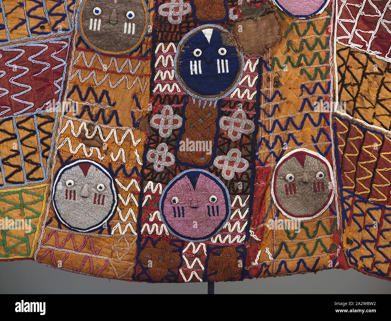 King's feierliche Robe, Yoruba, 1925-1950, Samt, Baumwolle, importierte Glasperlen, 73 x 46 x 1 in., Textil und Mode Kunst Stockfoto