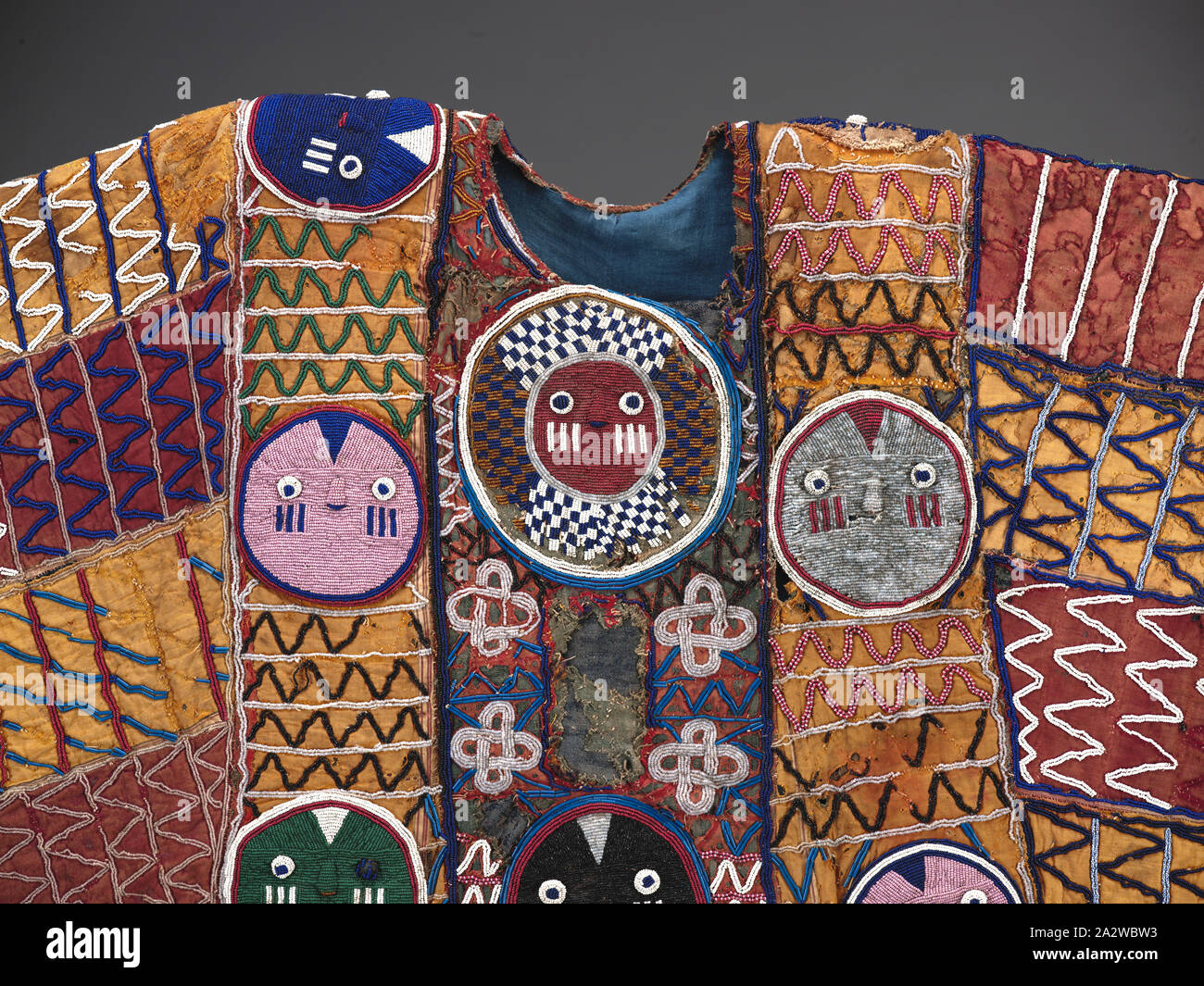 King's feierliche Robe, Yoruba, 1925-1950, Samt, Baumwolle, importierte Glasperlen, 73 x 46 x 1 in., Textil und Mode Kunst Stockfoto