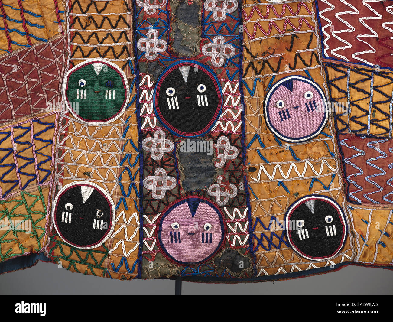 King's feierliche Robe, Yoruba, 1925-1950, Samt, Baumwolle, importierte Glasperlen, 73 x 46 x 1 in., Textil und Mode Kunst Stockfoto