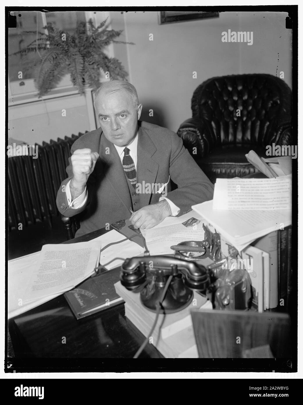 Rep. J. Parnell Thomas fordert eine interne Untersuchung, um festzustellen, ob die Heranziehung der Sekretär Perkins gerechtfertigt ist. Washington, D.C., 31.01.24. Rep. J. Parnell Thomas, Republikaner von New Jersey, stellte heute im Haus eine Resolution an, die eine Untersuchung ein, um festzustellen, ob die Heranziehung der Sekretär der Arbeit Perkins gerechtfertigt ist. Die Entschließung fordert ferner eine Untersuchung des Verhaltens des Beamten der Immigration Kommissar James L. Houghteling und Arbeit Anwalt Gerard D. Reilly, 1-24-39 Stockfoto