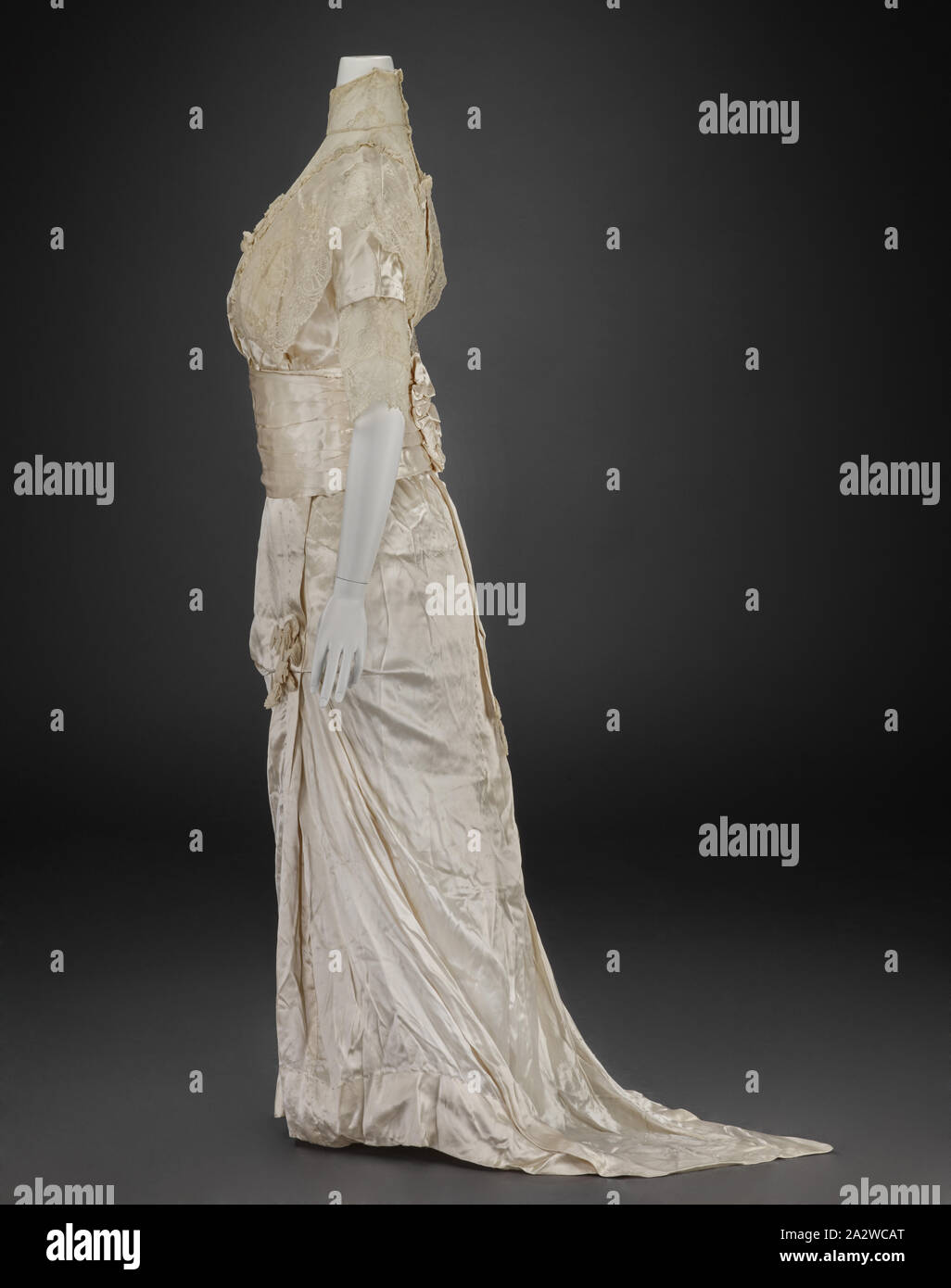 Wedding Dress (Kleid, kummerbund), Unbekannt, 1913, Seide, Satin, Seide, Chiffon, Spitze, A) Kleidung: Mitte, 71 in., 55 in. vorne in der Mitte, Büste 31, Taille 22, Hüfte 31 cm, Ärmellänge 12in., Schultern 16 in. B) cummberbund: 26-1/2 x 21 in., A) Kleidung: gestempelt: NAIAD, FULL DRESS, hygienisch - GERECHTFERTIGT, FÜR DIE REINIGUNG mit warmer Seifenlauge und Ammoniak, DRÜCKEN SIE BEI MÄSSIG beheizten Bügeleisen, 10 3 C, Seide, Amerikanische, Textil und Mode Kunst Stockfoto