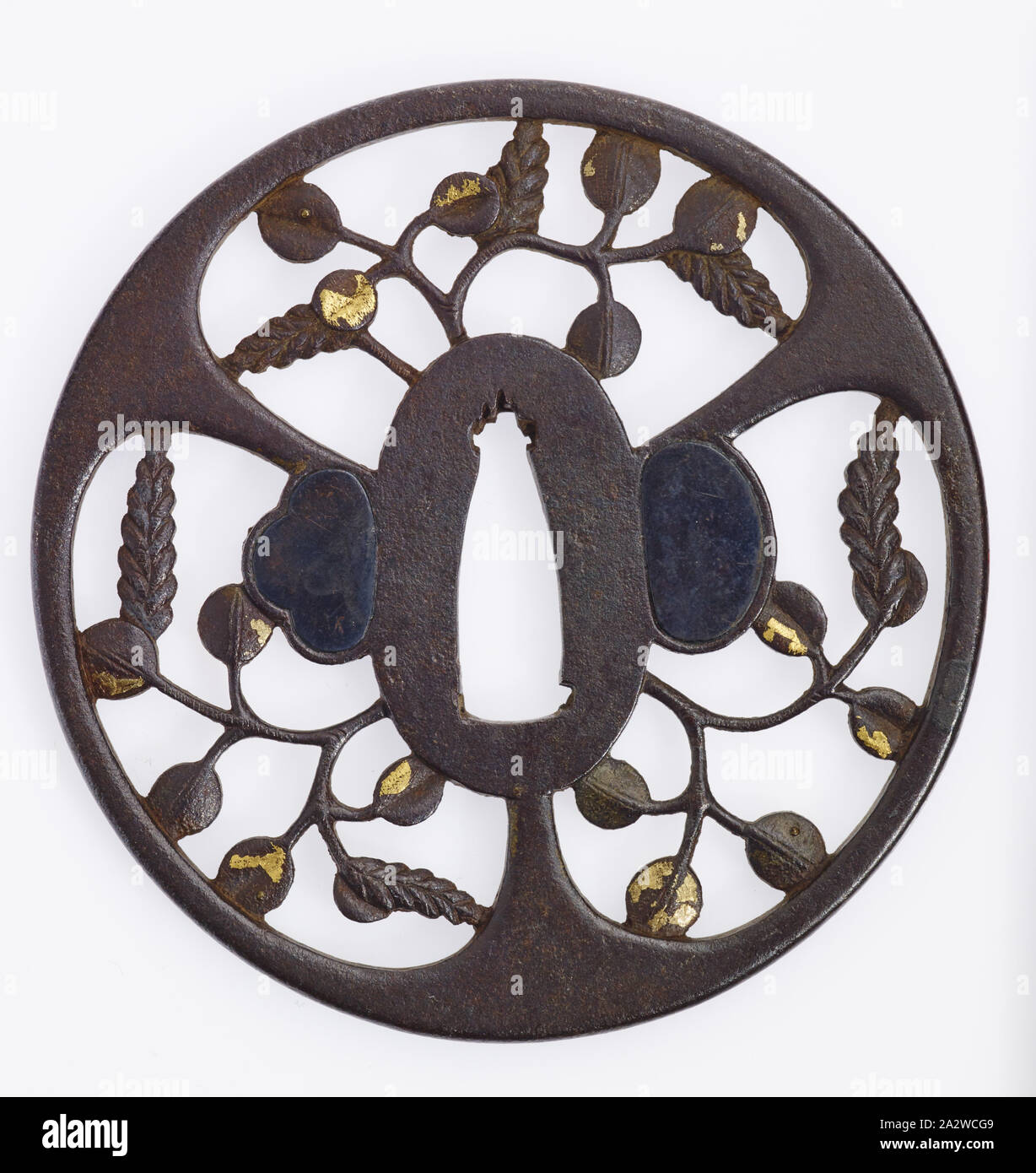 Tsuba (schwert Guard) mit Durchbrochenem bush Klee spray Design, Unbekannt, Edo, über 1762, Bügeleisen, 3-3/8 x 3-3/8 in., Japanisch, Asiatische Kunst. Stockfoto