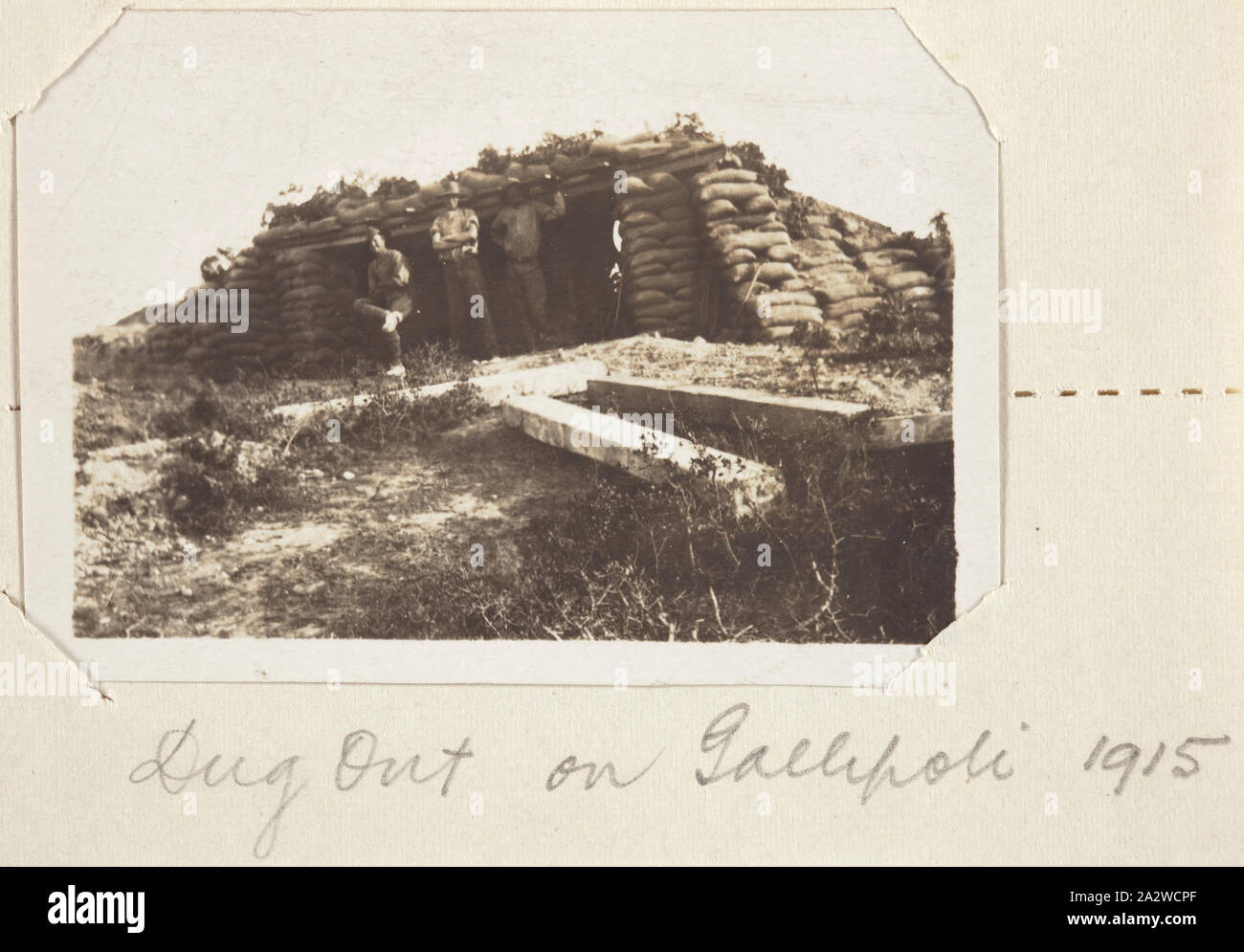 Foto - "ug auf Gallipoli", John Lord, der Erste Weltkrieg, 1915, schwarz-weiß Foto mit der Darstellung eines Unterstandes bei Gallipoli, datiert auf 1915. Zu einem kleinen Notebook als Foto Album verwendet, mit 55 schwarz-weiß Fotografien der Anzac Soldaten Mudros in Ägypten und Gallipoli während des Ersten Weltkrieges die Fotografien von einer australischen Soldaten genommen wurden, Sergeant John Lord oder ein anderer Soldat Stockfoto