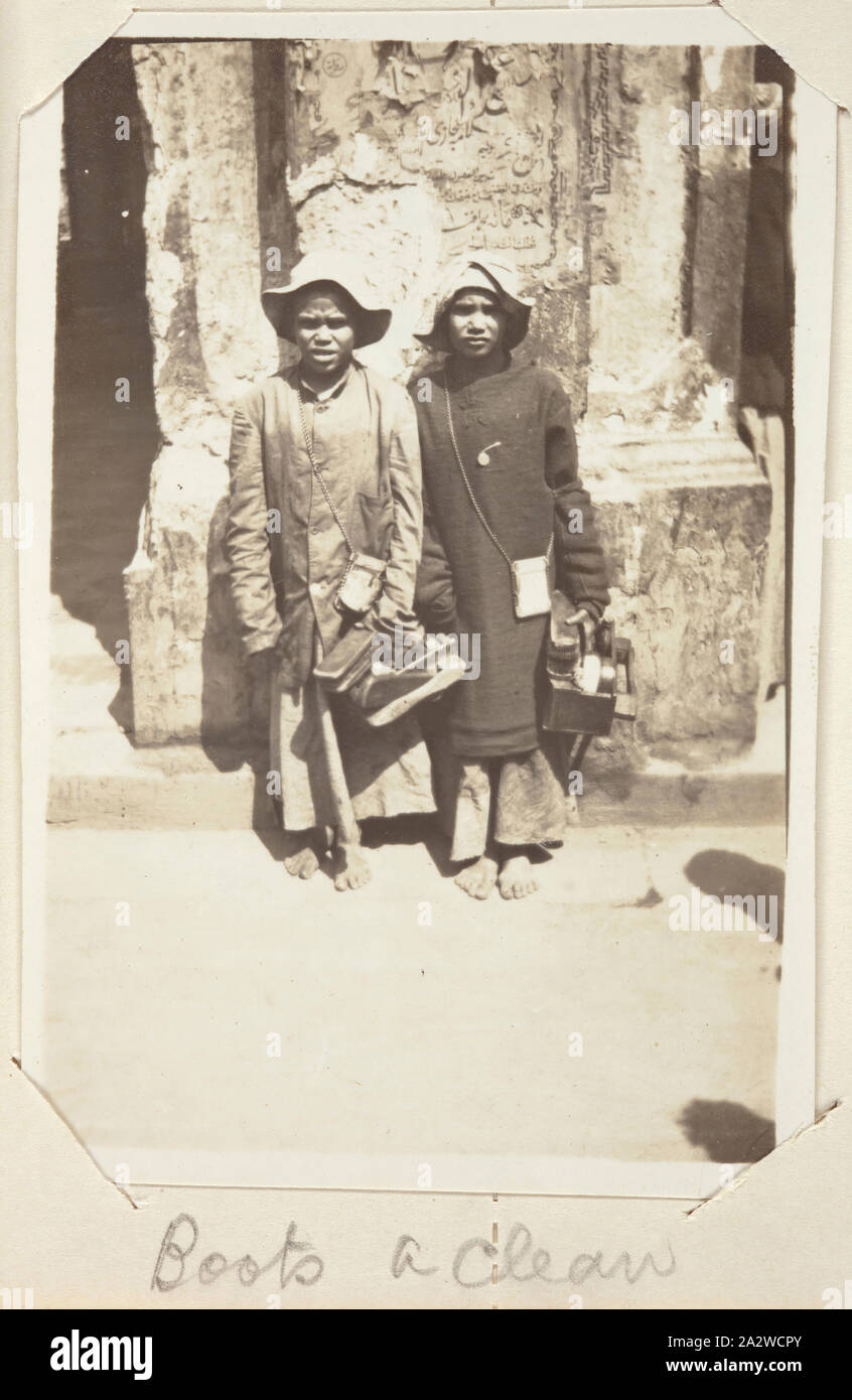 Fotografie -' Stiefel sauber', Kairo, Ägypten, John Lord, Weltkrieg I, ca. 1915, Schwarz-weiss Fotos drucken. Zu einem kleinen Notebook als Foto Album verwendet, mit 55 schwarz-weiß Fotografien der Anzac Soldaten Mudros in Ägypten und Gallipoli während des Ersten Weltkrieges die Fotografien von einer australischen Soldaten genommen wurden, Sergeant John Lord oder einer seiner Freunde John Lord im 13 Bereich der Ambulanz serviert und nach Australien zurück Stockfoto