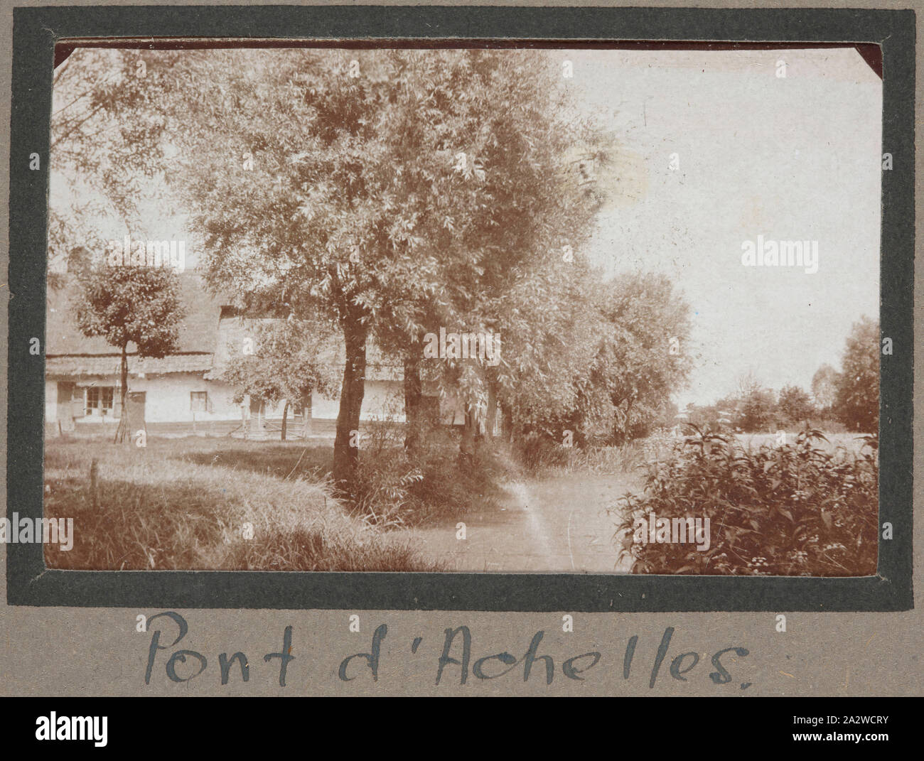 Fotografie - Pont d'Achelles", Frankreich, Sergeant John Lord, der Erste Weltkrieg, 1916-1917, Schwarz und Weiß Foto, zeigt ein kleines französisches Bauernhaus in der Gemeinde Pont d'Achelles, in der Nähe der Stadt von Armentières. Pont d'Achelles in Alliierte Hände blieben vom 16. Oktober 1914 auf den 11. April 1918, als die Deutschen die Stadt gefangen nach harten Kämpfen. Die alliierten Truppen erobert die Stadt am 3. September 1918 Stockfoto