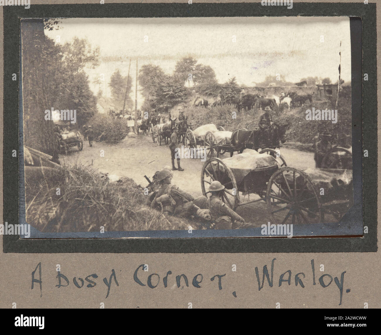Foto - "einer belebten Ecke, Warloy", Frankreich, Sergeant John Lord, der Erste Weltkrieg, 1916-1917, Schwarz und Weiß Foto zeigt eine 'busy Corner" in Warloy-Baillon, Frankreich Stockfoto
