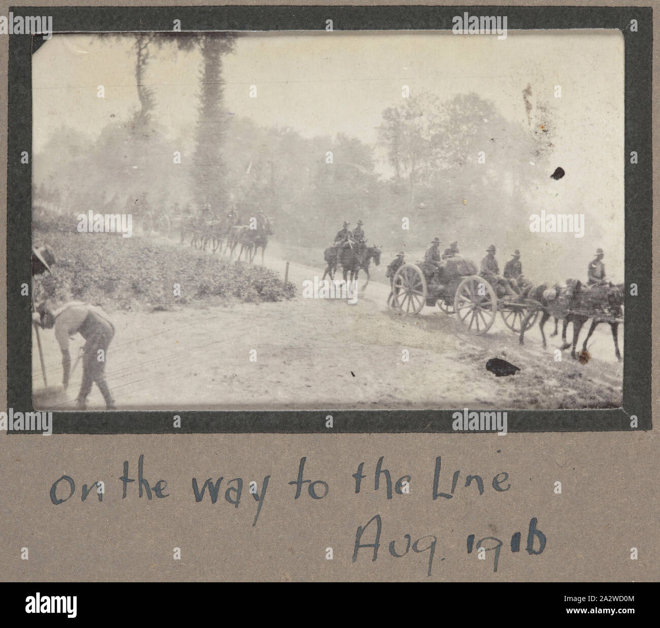Foto - "Auf dem Weg zu der Zeile ", Frankreich, Sergeant John Lord, der Erste Weltkrieg, 1916, schwarz-weiß Foto zeigt eine lange Reihe von Pferden gezogenen Wagen, wahrscheinlich Teil des 13 Feld Krankenwagen, auf dem Weg an die Front. Nach dem 13. Feld Krankenwagen Tagebuch, kann davon ausgegangen werden, dass diese spezifische Foto in der Nähe der Städte oder Herrisart Warloy-Baillon genommen wurde. Der Krankenwagen war immer in der Nähe der Frontlinie entfernt Stockfoto