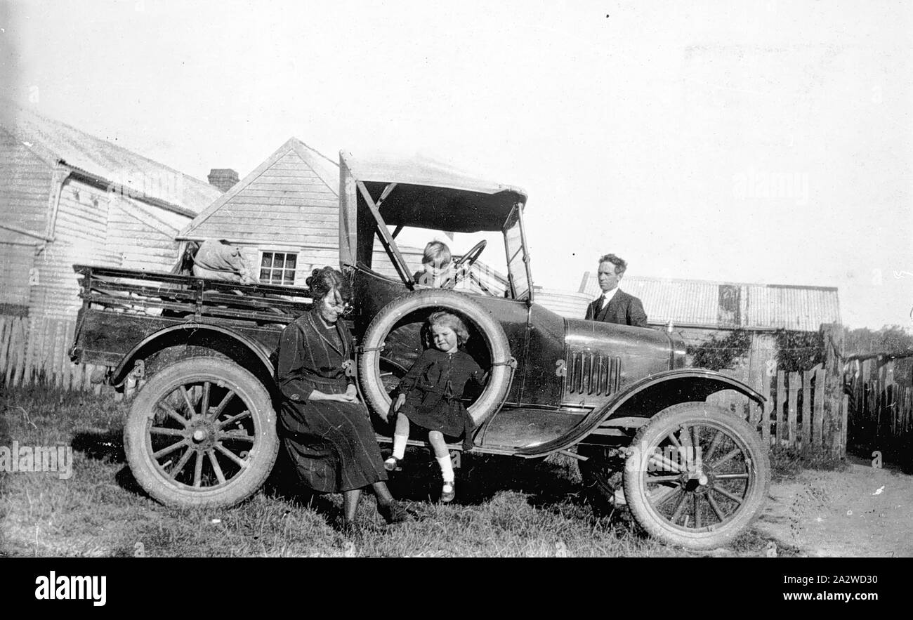 Negative - Koornalla, Victoria, ca. 1930, eine Familie, die mit ihren Ford T-Modell. Das eigene Zuhause und die landwirtschaftlichen Gebäude im Hintergrund Stockfoto