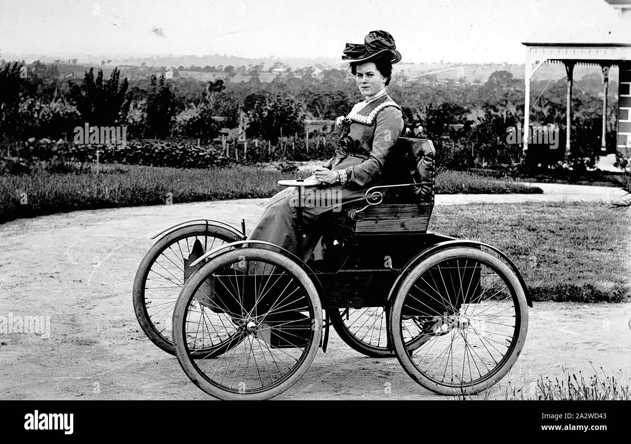 Negative - Dandenong, Victoria, 1908, Elizabeth Florenz Spielzeug Auto ihres Vaters, William Spielzeug, Stud Road, Dandenong, 1908 erbaut Stockfoto