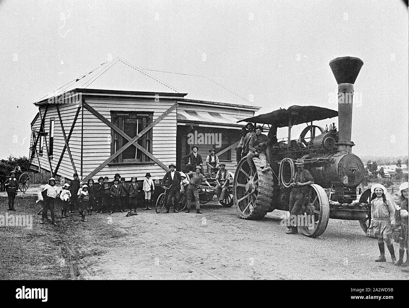 Negative-St Arnaud, Victoria, 1910-1920, ein Haus, das vom Traktor nicht bewegt wird. Das Haus ist von diagonalstreben verspannt. Es gibt viele Kinder beobachten, an der Vorderseite des Hauses gesammelt Stockfoto