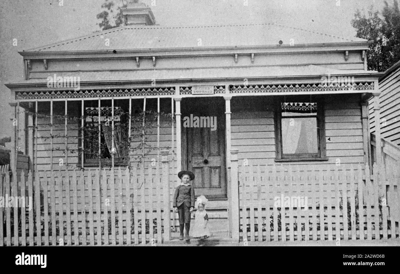 Negative - North Melbourne, Victoria, ca. 1890, ein kleiner Junge und ein kleines Mädchen stand im Tor von einem kleinen Haus. Der Name "Ethel" erscheint über der Veranda. Es gibt Einsätze auf der linken Seite der Veranda und einem Weinstock wird an Ihnen geschult Stockfoto