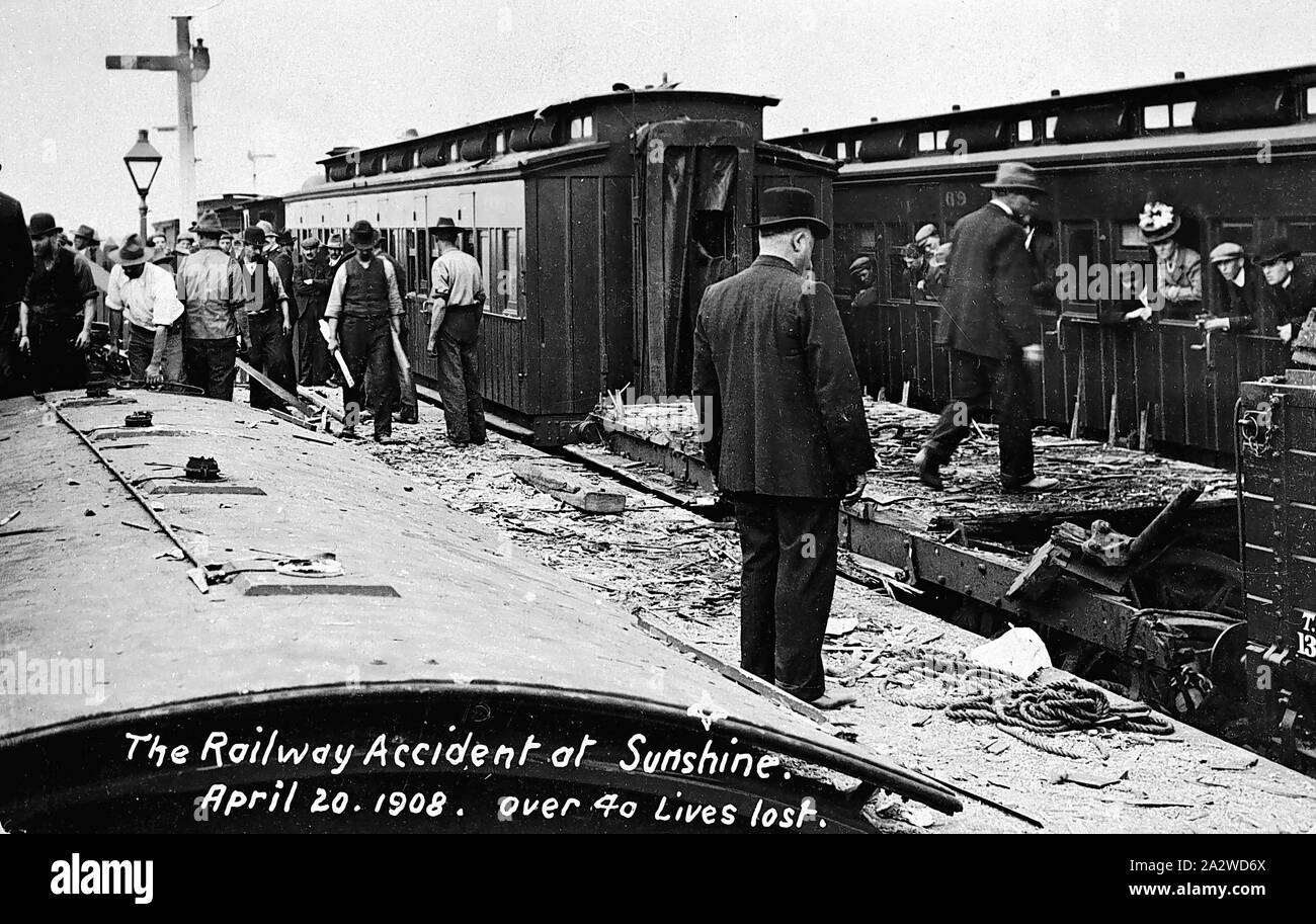 Negative - Zugunglück, Sonnenschein, Victoria, Apr 1908, Helfern und Schaulustigen an der Unfallstelle. Das Dach des Wagens ist auf der linken Seite während der Schlitten auf der rechten nur das Gehäuse verbleibenden hat Stockfoto