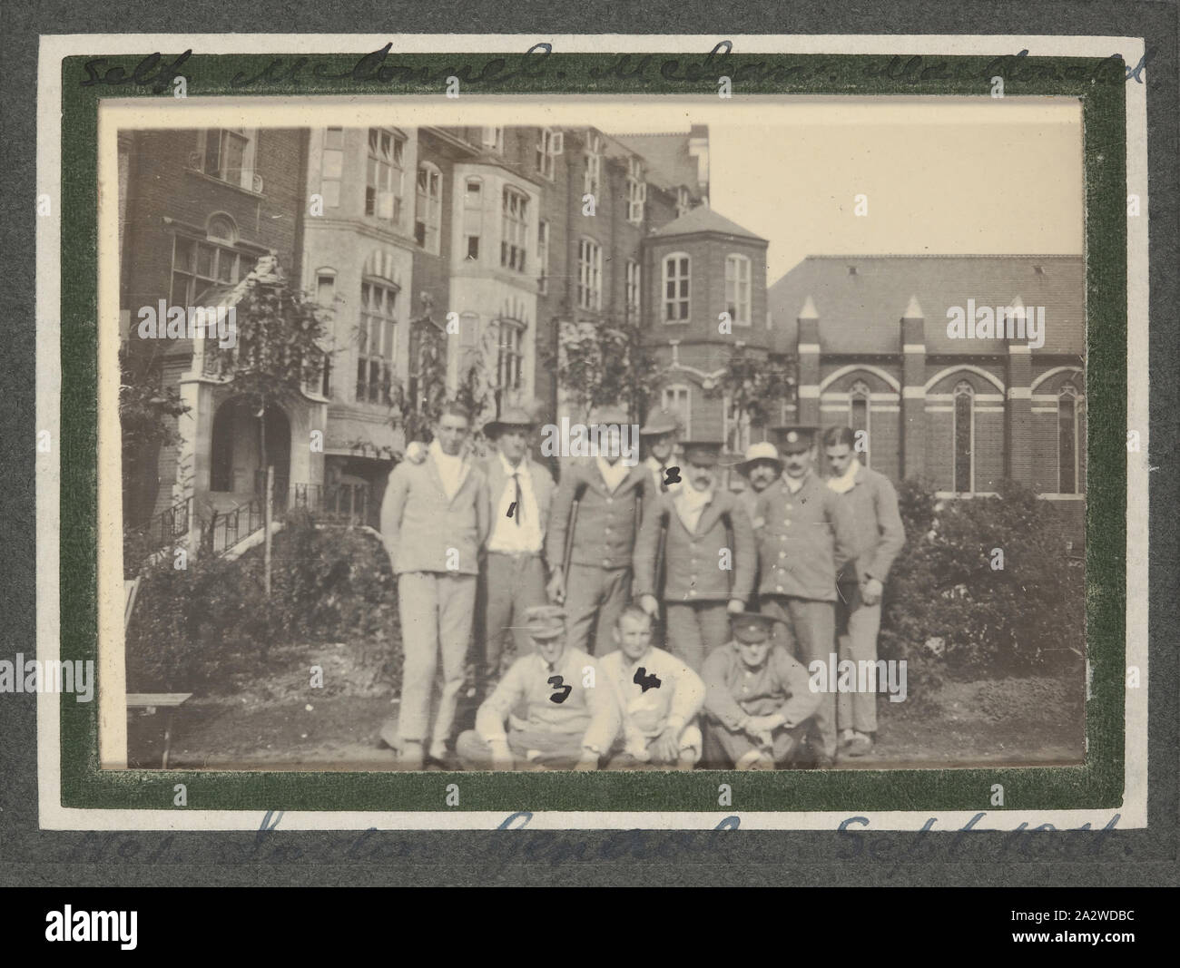 Fotografie - Krankenschwestern & Soldaten, Camberwell, London, Trooper George Simpson Millar, Weltkrieg I, 10 May, 1915, Foto in ein Album, das in eine Australische Soldaten in der 5. Australian Light House während des Ersten Weltkrieges das Album enthält 103 kleine schwarz-weiß Fotografien gehörte, vor allem von Gallipoli 1915 und einige von Frankreich und Belgien. Sie werden geglaubt von Trooper George Simpson Millar, service Nr. genommen worden zu sein 160, 'A', 'C' Squadron, 5th Australian Light Horse Regiment Stockfoto