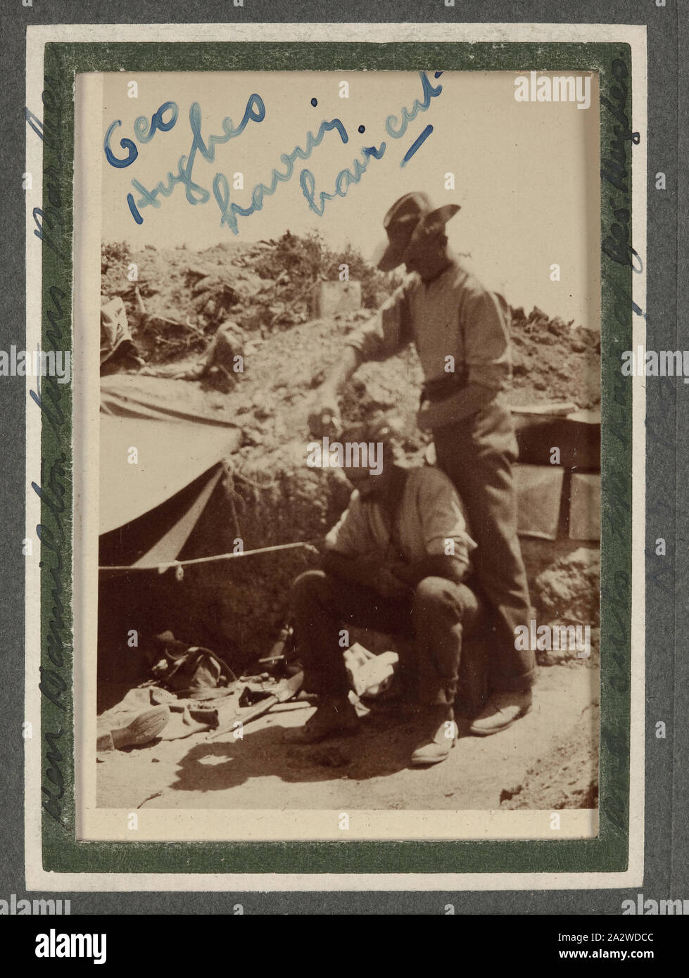 Fotografie - Soldat, ein Haarschnitt, Nr. 3 Post, Gallipoli, Türkei, Trooper George Simpson Millar, der Erste Weltkrieg, 1915, Foto in ein Album, das in eine Australische Soldaten in der 5. Australian Light House während des Ersten Weltkrieges das Album enthält 103 kleine schwarz-weiß Fotografien gehörte, vor allem von Gallipoli 1915 und einige von Frankreich und Belgien. Sie werden geglaubt von Trooper George Simpson Millar, service Nr. genommen worden zu sein 160, 'A', 'C' Squadron, 5th Australian Light Horse Regiment Stockfoto