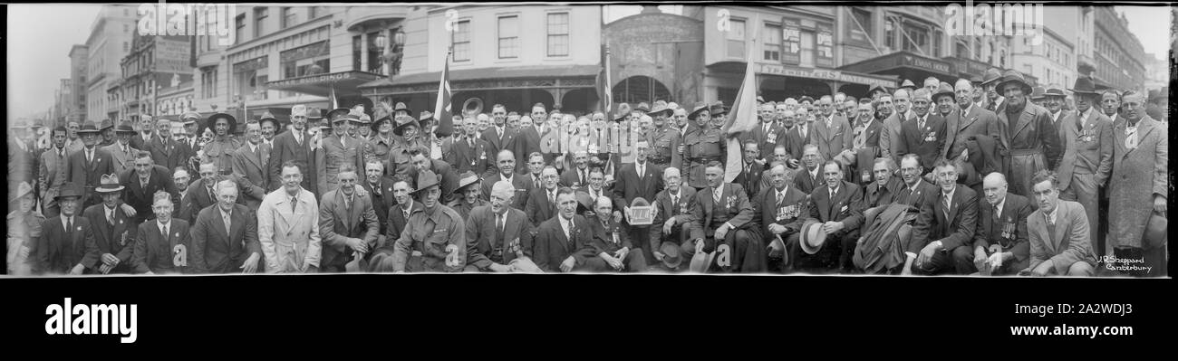 Negative - Anzac Day Marchers, Melbourne, 4. Light Horse, Post 1918, Panorama negativ. Anzac Day marchers, Melbourne, 4. Light Horse, Post World War I Stockfoto