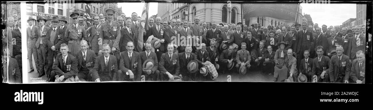 Negative - Anzac Day, Melbourne, Post 1918, Panorama negativ. Anzac Day marchers, Melbourne, Post World War I. gestiftet von der RSL 1988, das Foto war einer von mehreren wiederum mit dem RSL gestiftet von Frau froh Shepperd. Die Gruppe ist als "Post W.W.I. marchers in Melbourne beschrieben. Stockfoto