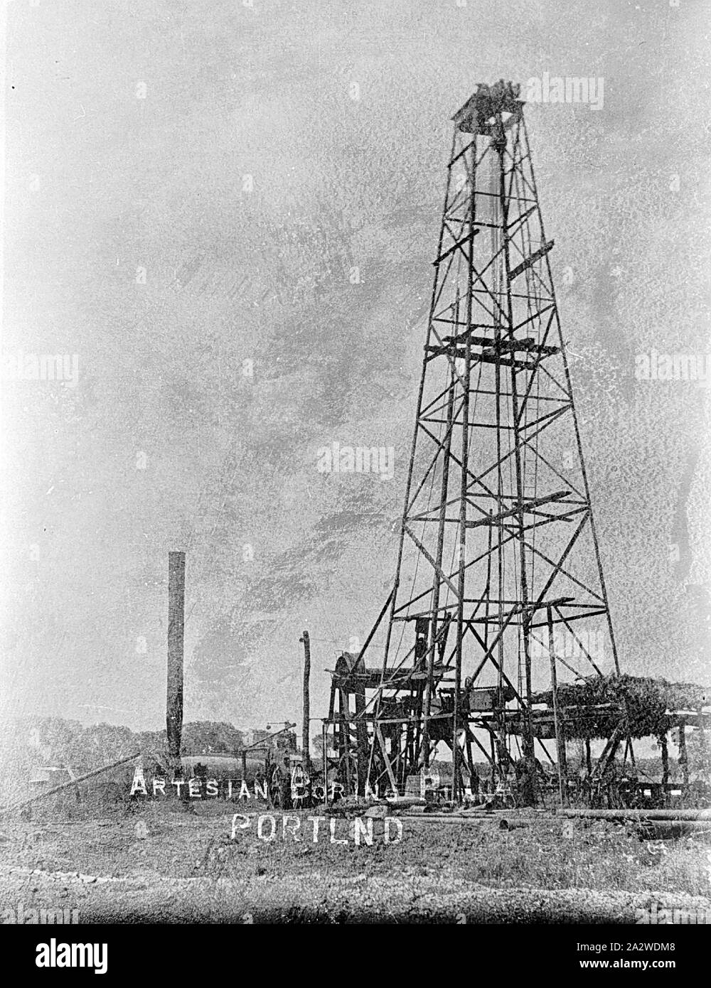 Negative - "ARTESISCHEN Boreing Plattform, Portland', Isisford Bezirk, Queensland, ca. 1915, artesischen Bohrung auf 'Portland Downs" Station. Die Dampfmaschine hat einen extrem hohen Trichter Stockfoto