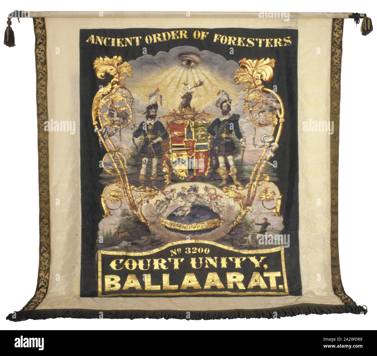 Banner - alten Auftrag von Förster, Thomas Flintoff, um 1860, grosse Banner. "Alten Auftrag von Förster/No3200/Gericht Einheit/Ballarat.' in Ölfarbe auf grün Taft gemalt. Zentrale Bild ist der Förster' Emblem: Umfasst seeing Eye, Hirsch, zwei schottische Männer, Wappen, etc., mit Motto: "Unitas Benevolentia bei Concordia." Unten unterzeichnet: T. Flintoff, Ballarat. Taft mit Baumwolle; cremig weiß Seidentaft Grenze Stockfoto