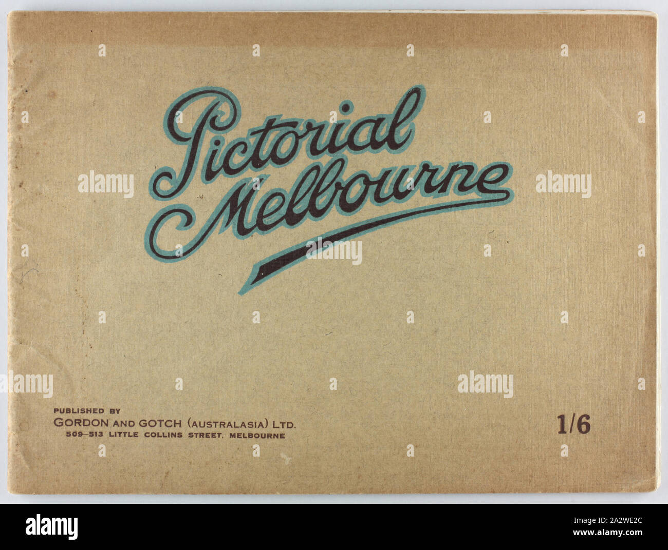 Broschüre - "BILDHAFTEN" Melbourne, Melbourne, circa 1921, Booklet mit schwarzen und weißen Fotografien von Melbourne, und eine Karte der Innenstadt, ca. 1921. Die Broschüre erklärt, dass es "enthält die neuesten Ansichten der wichtigsten Straßen, Gebäuden, etc" und fördert die Melbourne als "Paris des Pazifiks', ein Begriff, der Text sagt geprägt wurde von Lord Northcliffe. Es wurde herausgegeben von Gordon und Gotch Australasia Pty Ltd., eine Firma, die gegründet wurde, Stockfoto