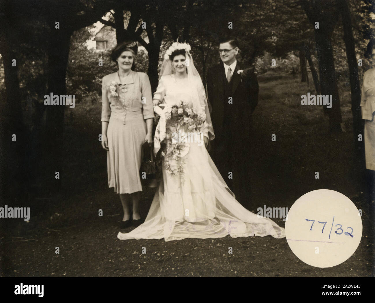 Fotografie - Brautparty, Eileen Leech & Eltern, Manchester, England, 1.Apr 1949, Foto von Eileen Blutegel mit ihren Eltern an ihrem Hochzeitstag, Manchester, England, 1. August 1949. Das Foto war wahrscheinlich eine Auswahl mit sich gebracht, wenn sie in 1953 und auch unter denen Sie zurück nach England gebracht, wenn sie in 1956 kehrte nach Australien ausgewandert. James und Eileen Leech und ihre zwei und ein halbes Jahr alte Tochter Susan aus Manchester, England migriert Stockfoto