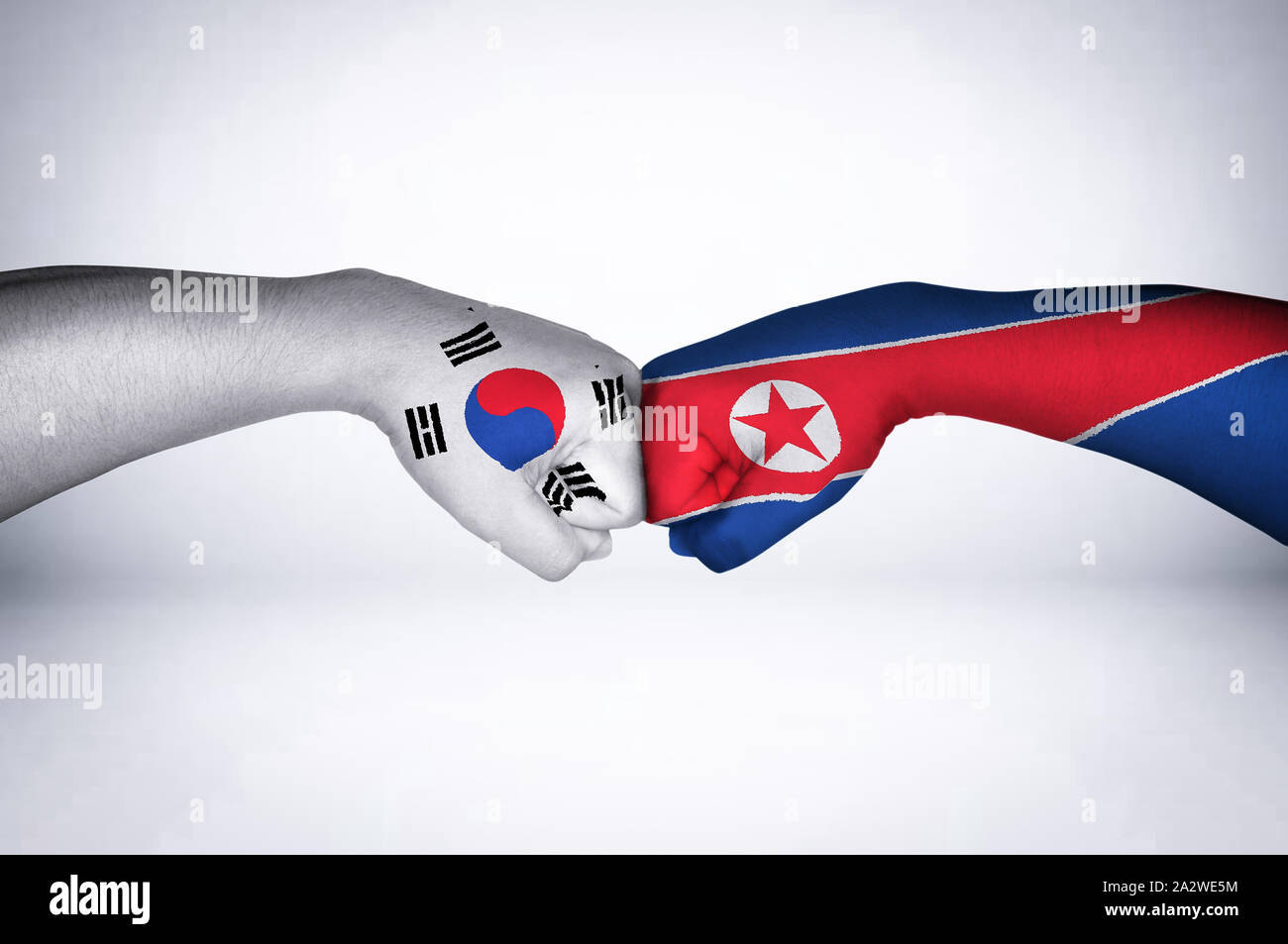 Faust stoßen mit gemalten Flaggen von Südkorea und Nordkorea. Stockfoto