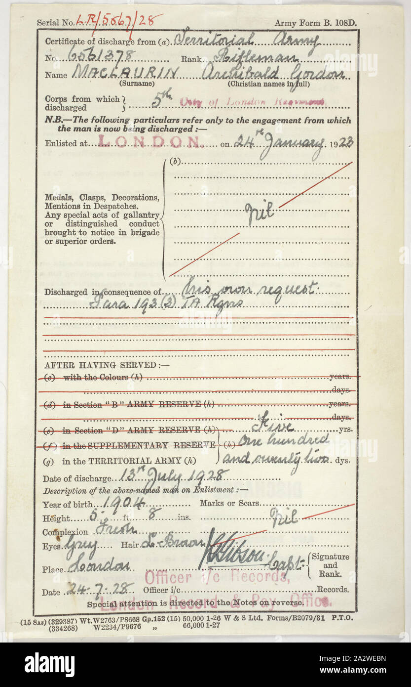 Zertifikat, ausgestellt von Archibald Gordon Maclaurin, Britische territorialen Armee, 13 Jun 1928, Zertifikat der Entlastung erteilt von Archibald Gordon Maclaurin, das vom Britischen territorialen Armee am 13. Juli 1928. Das Dokument zeichnet seinen Rang als Rifleman, Datum der Eintragung, 24. Januar 1923, und stellt fest, dass er von seinen eigenen Antrag am 13. Juli 1928 eingeleitet wurde. Archibald Gordon Maclaurin wurde 1904 im Westham in London geboren. Er als Drucker geschult und suchten Arbeit in Australien als es wenige Waren Stockfoto