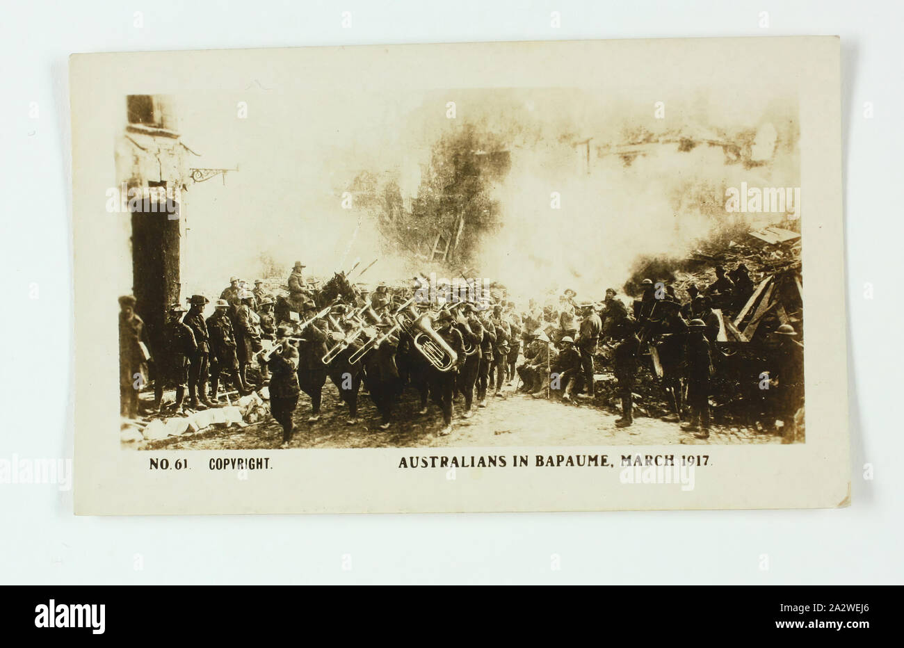 Zigarette Card - "Australier in Bapaume, März 1917', offizielle Welt krieg ich fotografiere, Magpie Zigaretten, ca. 1922, Nr. 61 in der Reihe der Welt krieg ich Karten von Magpie Zigarette Zigaretten produziert. Das Bild mit dem Titel "Australier in Bapaume, März 1917". Es zeigt Australische Soldaten an der Seite der Straße gerade eine Blaskapelle. Die Bilder auf dieser Serie der Zigarette Karten sind offizielle Welt krieg ich Fotografien, die an der australischen Kriegsmuseum, Ausstellungsbauten, Melbourne angezeigt wurden Stockfoto