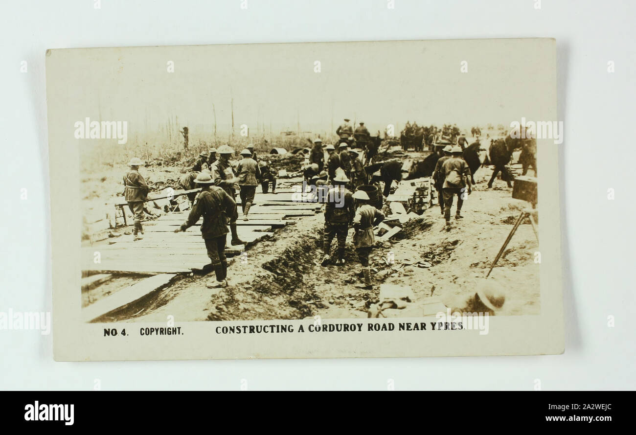 Zigarette Card - "Bau einer Cord Road in der Nähe von Ypern", offizielle Welt krieg ich fotografiere, Magpie Zigaretten, ca. 1922, Nr. 4 in der Reihe der Welt krieg ich Karten von Magpie Zigarette Zigaretten produziert. Das Bild mit dem Titel "Bau einer Cord Road in der Nähe von Ypern. Es zeigt Soldaten, eine Straße zu bauen aus Holz Planken. Die Bilder auf dieser Serie der Zigarette Karten sind offizielle Welt krieg ich Fotografien, die an der australischen Kriegsmuseum, Ausstellungsbauten, Melbourne angezeigt wurden Stockfoto