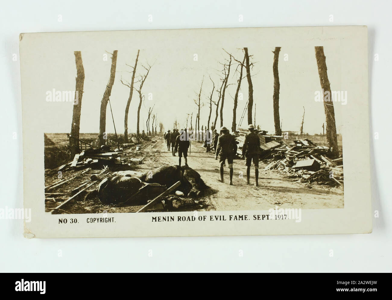 Zigarette Card - "enin Straße des Bösen Ruhm, Sept. 1917', offizielle Welt krieg ich fotografiere, Magpie Zigaretten, ca. 1922, Nr. 30 in der Reihe der Welt krieg ich Karten von Magpie Zigarette Zigaretten produziert. Das Bild mit dem Titel 'Menin Straße des Bösen Ruhm, Sept. 1917'. Es zeigt ein totes Pferd, Soldaten zu Fuß auf einem Feldweg mit Ablagerungen entlang der Seiten der Straße. Die Bilder auf dieser Serie der Zigarette Karten sind offizielle Welt krieg ich Fotografien, die an der australischen Kriegsmuseum, Ausstellungsbauten angezeigt wurden Stockfoto
