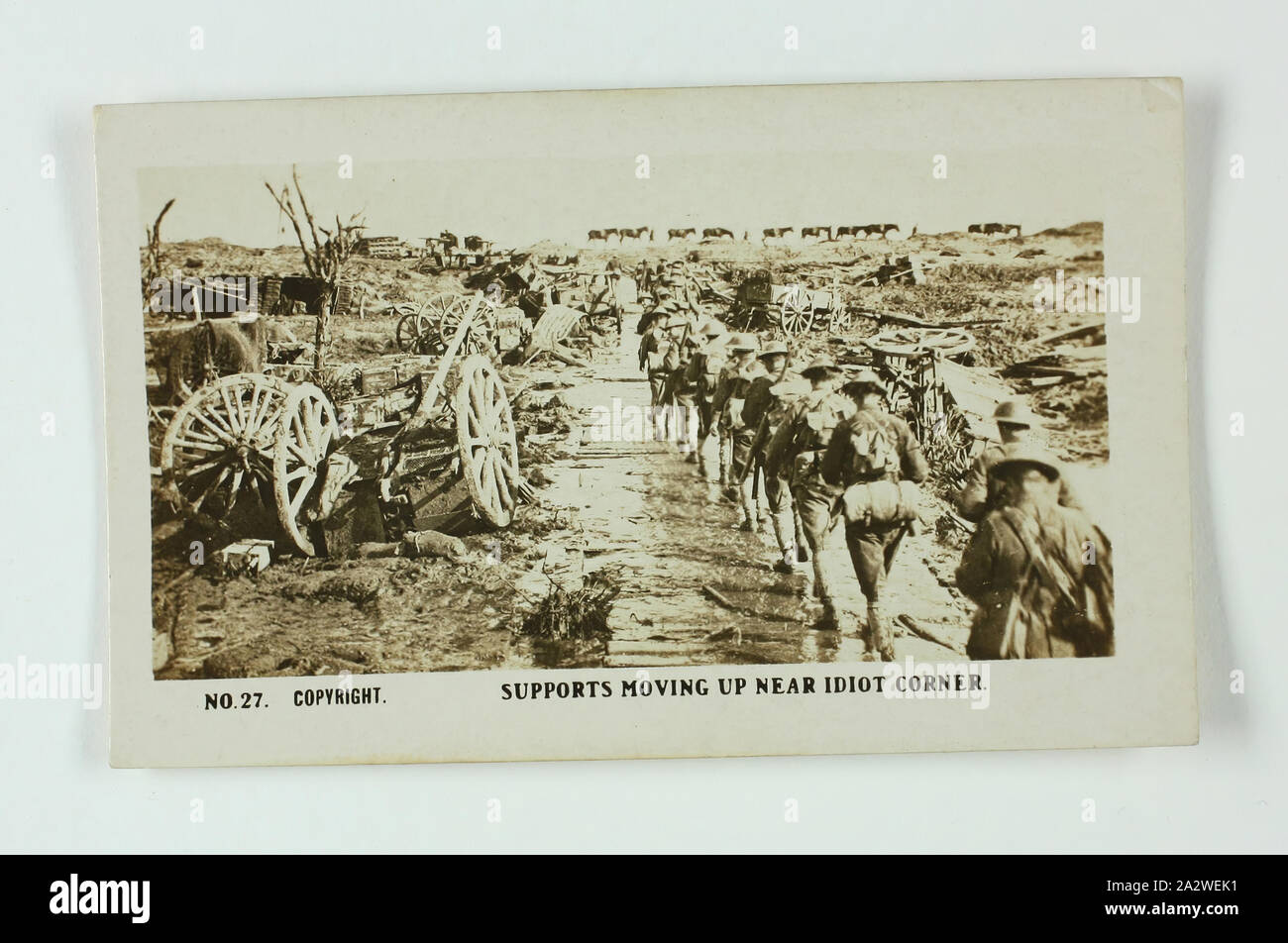 Zigarette Karte - unterstützt, wenn Sie in der Nähe von Idiot Ecke', offizielle Welt krieg ich fotografiere, Magpie Zigaretten, ca. 1922, Nr. 27 in der Reihe der Welt krieg ich Karten von Magpie Zigarette Zigaretten produziert. Das Bild ist mit der Überschrift "unterstützt, die in der Nähe von Idiot Ecke'. Es zeigt Soldaten marschieren im Gänsemarsch entlang einem Feldweg. Die Bilder auf dieser Serie der Zigarette Karten sind offizielle Welt krieg ich Fotografien, die an der australischen Kriegsmuseum, Ausstellungsbauten, Melbourne angezeigt wurden Stockfoto