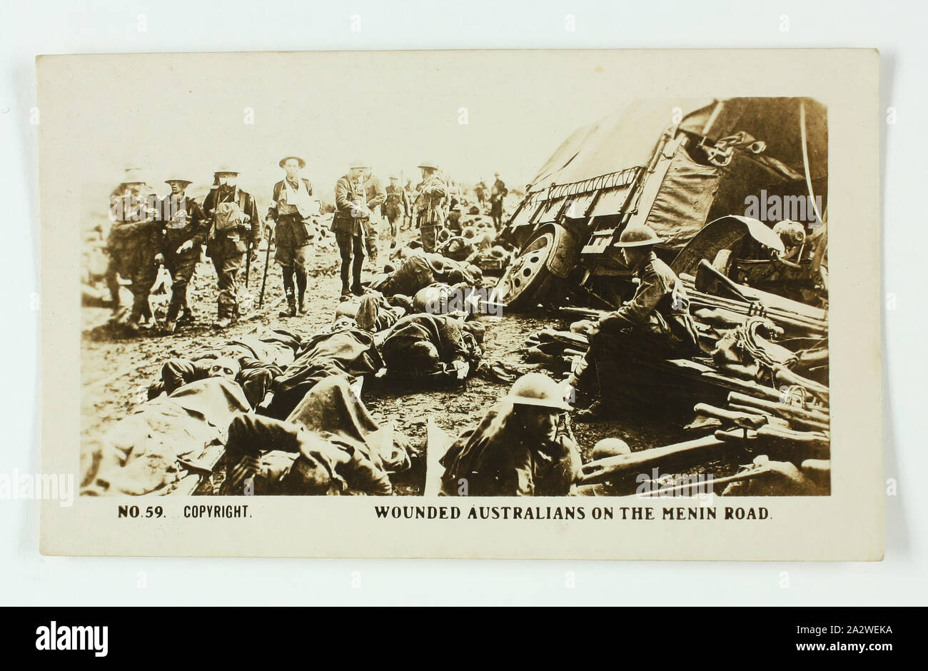 Zigarette Karte - 'Wounded Australier auf dem Menin Road', offizielle Welt krieg ich fotografiere, Magpie Zigaretten, ca. 1922, Nr. 59 in der Reihe der Welt krieg ich Karten von Magpie Zigarette Zigaretten produziert. Das Bild ist mit dem Titel 'Wounded Australier auf dem Menin Road'. Es zeigt verletzte Australische Soldaten auf der Straße einige daneben liegen auf Bahren und andere stehen auf der Straße. Die Bilder auf dieser Serie der Zigarette Karten sind offizielle Welt krieg ich Fotografien, die an der australischen Krieg angezeigt wurden Stockfoto