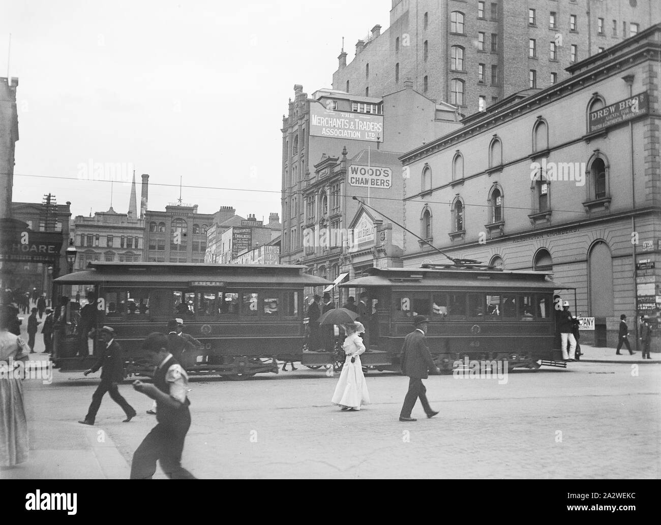 Glas Negativ - Straßenbahn, Sydney, ca. 1900 s, Schwarz und Weiß 1/4 Platte Glas negative mit einer Straßenbahn auf einer belebten Straße in der Stadt Sydney, ca. 1900. Dies ist eines von zwölf Minuspunkte, die ursprünglich in einer Kaiserlichen spezielle Schnelle Platten Box mit Szenen in Sydney und ein Picknick an einem unbekannten Ort aufbewahrt, vermutlich in New South Wales und Victoria. Die Herkunft dieser Bilder ist unklar, aber sie waren im Kodak Museum in einer Box untergebracht Stockfoto