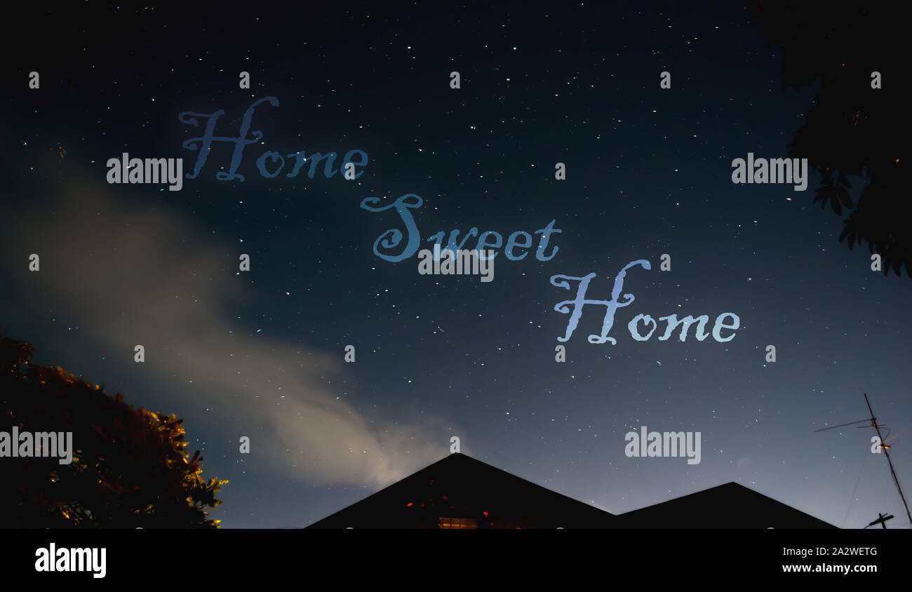 Home Sweet Home Typografie am Nachthimmel über dem Haus dreieckige Dach Stockfoto