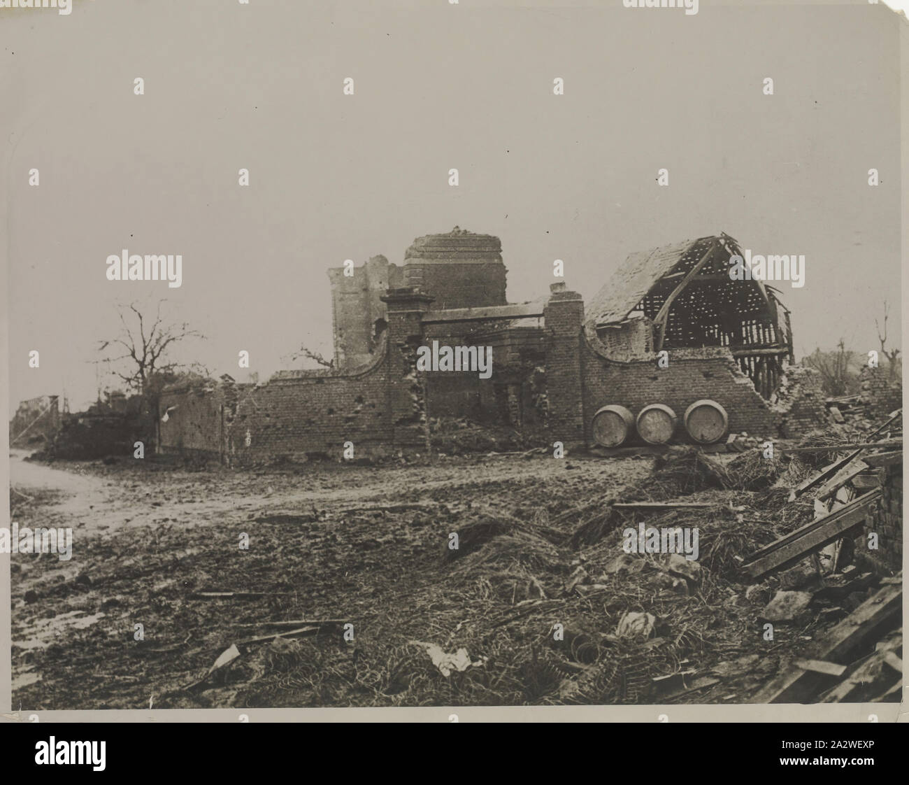 Fotografie - zerstörten Gebäude, Somme, Frankreich, Weltkrieg, 1914-1918, Foto mit der Überschrift "Omme', zerstörten Gebäuden in der Somme Region in Frankreich während des Ersten Weltkrieges die spezifischen Datum unbekannt ist, aber das Foto kann sich auf die 1916 Schlacht an der Somme. Eine Sammlung von 35 Fotografien Bilder vom Ersten Weltkrieg durch Zeitung Abbildungen Ltd, London ausgestellt. Die Fotografien zeigen Soldaten und Konfliktfelder, einschließlich Stockfoto