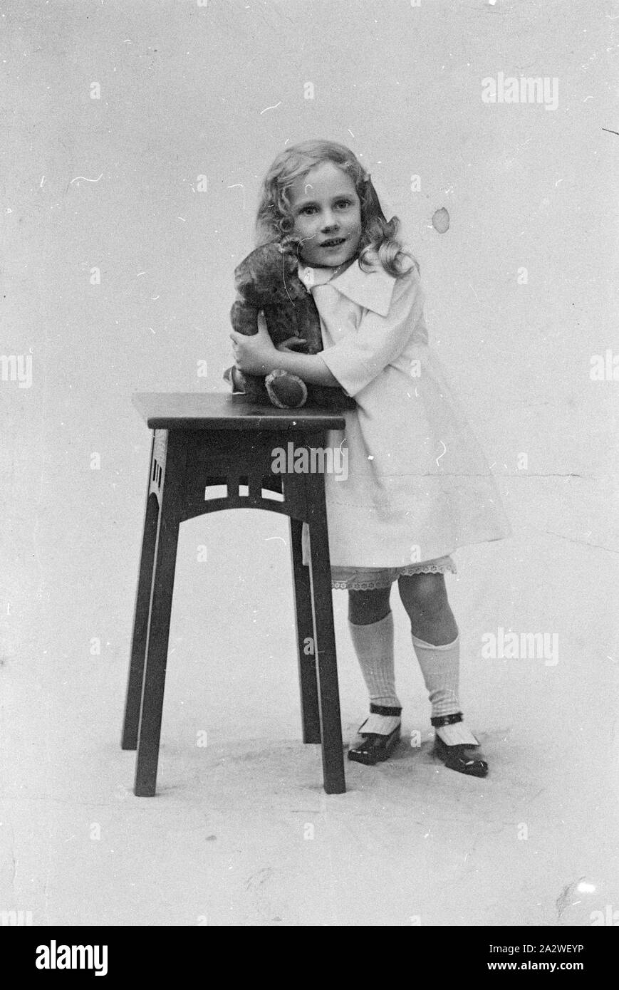 Digitales Bild - Negativ, Margery Lawrey, stehend dar, ca. 1912, digitale Bild, das zweite von zwei ähnliche Bilder, kopiert von einem negativen von Margery Brady (später Margery Brady). Dies ist Teil einer Sammlung von Familie Fotos zu 'Hochland' Homestead beziehen. Die Lawrey Familie waren frühe Siedler im Kinglake Bereich und im 'Hochland' Homestead aus den späten 1890er Jahren bis 1950 lebte. Der Schornstein aus 'Hochland' ist Teil der Viktorianischen Buschfeuer Stockfoto