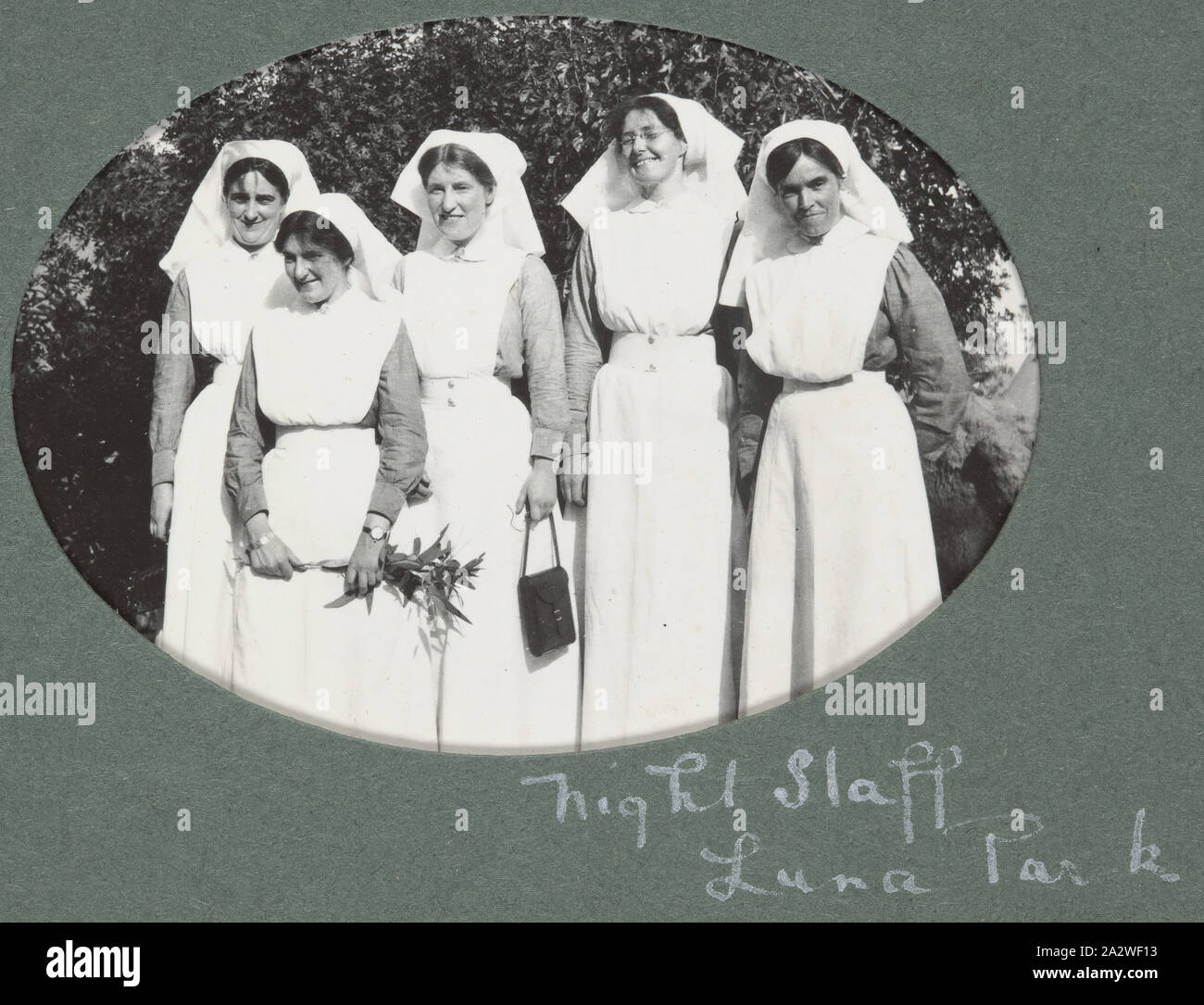 Digitales Bild - Weltkrieg I, Gruppe Portrait von Krankenschwestern, Ägypten, 1914-1917, digitale Bild ein Foto aus einem Album zusammengestellt von Schwester Selina Lily (Lil) Mackenzie, dokumentieren das Leben in einer australischen Krankenschwester während des Ersten Weltkrieges Lil an der ersten australischen General Hospital (AGH) von Oktober 1915 bis Januar 1917 pflegte. Die 1 AGH war im Heliopolis Palace Hotel am nord-östlichen Rand von Kairo Stockfoto