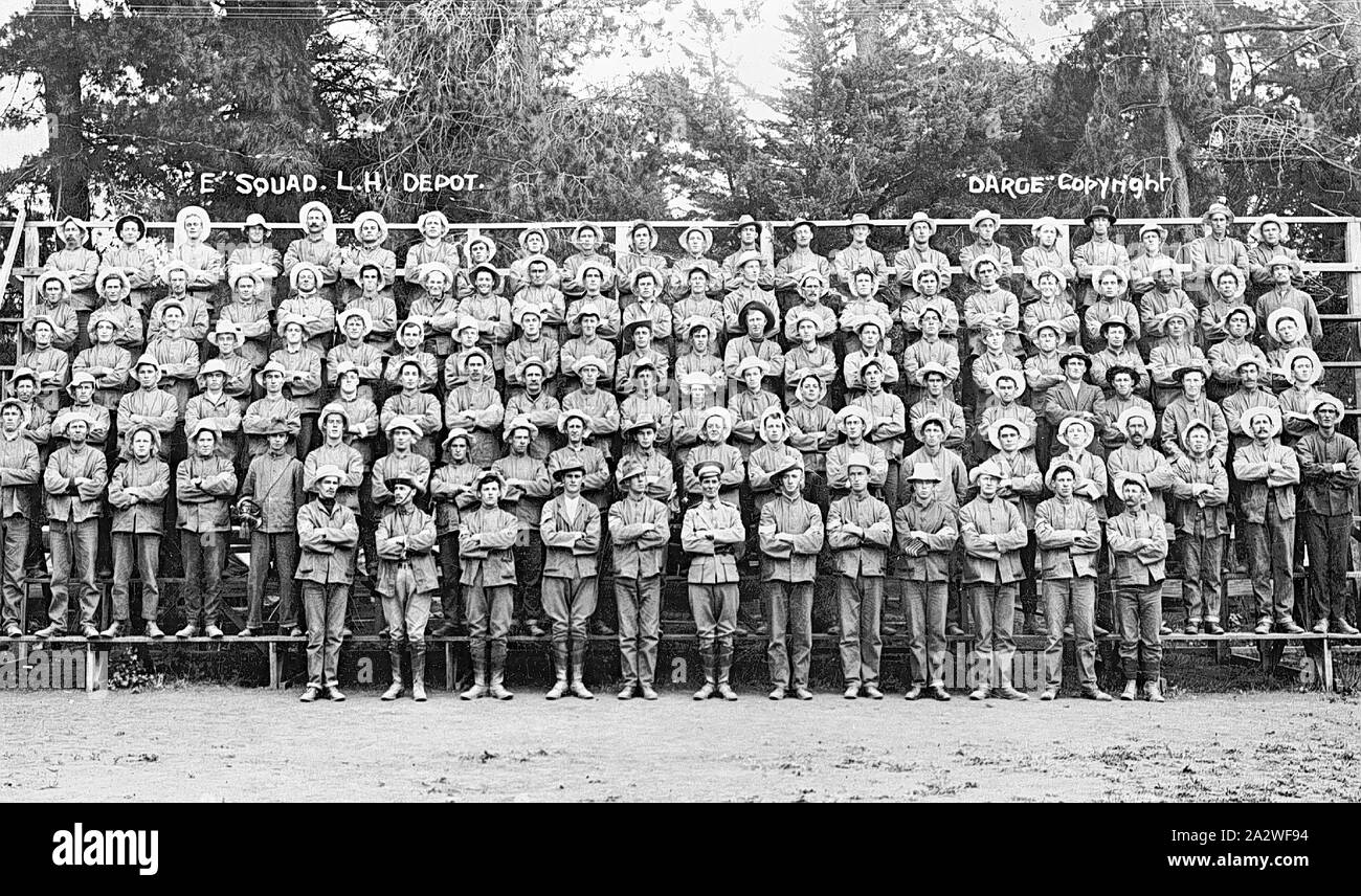 Negativ - 13 Light Horse Regiment, Broadmeadows, Victoria, Weltkrieg, Mar-May 1915, Gruppe Portrait von E Gruppe, 13 Light Horse Regiment. Das Foto wurde um 1915 in Broadmeadows genommen. Die 13. Light Horse Regiment wurde in Broadmeadows in Victoria im März 1915 gebildet und Links Australien am 28. Mai dieses Jahres Stockfoto