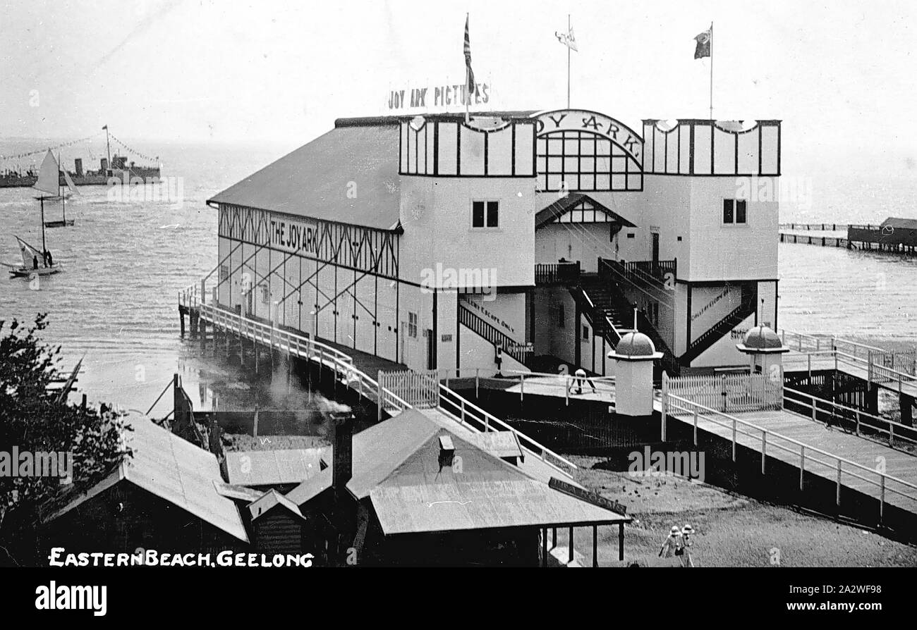 Negative - Geelong, Victoria, Pre 1920 Die Freude lade Theater am östlichen Strand. Das Theater ist über dem Wasser auf einem Pier gebaut. Ein Zeichen auf der Oberseite des Theater liest' Freude lade Bilder'. Es ist ein Marineschiff im Hintergrund Stockfoto