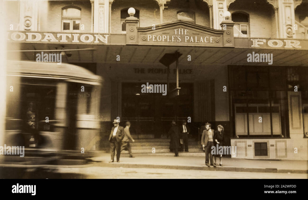 Digitale Fotografie - Außenansicht des "Palace", Pitt Street, Sydney, 1940er Jahre, schwarz-weiß Foto mit der People's Palace in der Pitt Street, Sydney mit vorbeifahrenden Straßenbahn, circa 1940. Die Heilsarmee lief eine Reihe dieser People's Palace Betriebe rund um Australien; die Pitt Street Palace im Januar 1899 eröffnet. Sie erschwingliche Unterkunft für Alleinstehende und Familien Stockfoto