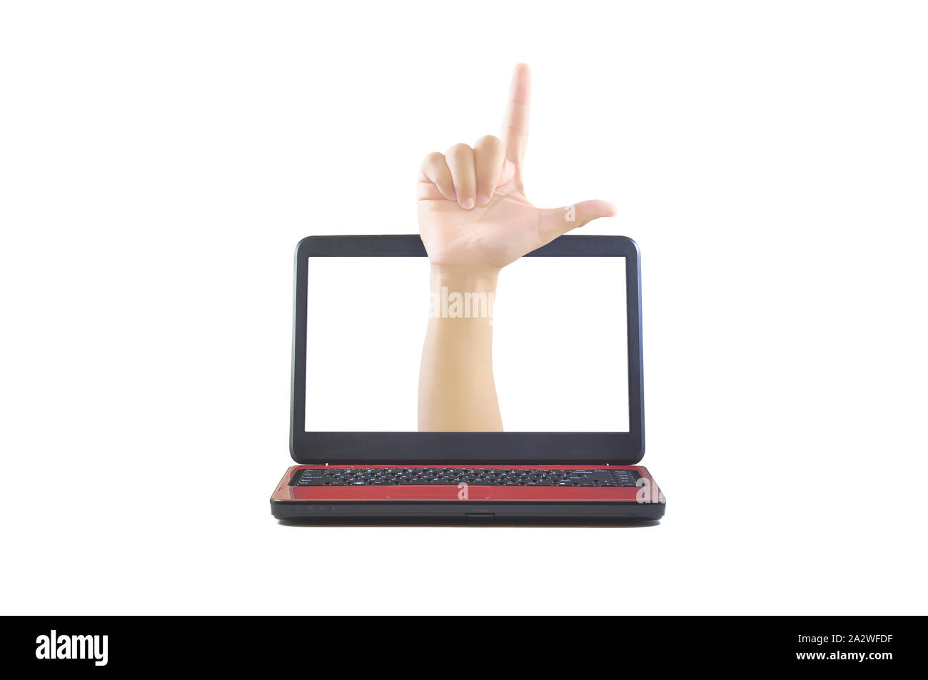 Hand mit einem Buchstaben L Zeichen für Verlierer aus einem Laptop Bildschirm. Eine visuelle Darstellung für Cyberbullying. Weiß isoliert Hintergrund. Stockfoto