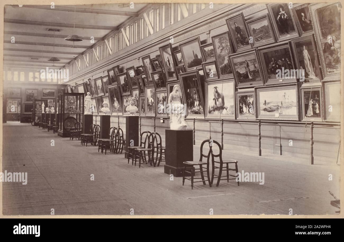 Fotografie - Fine Art Gallery, Großer Saal, Ausstellungsgebäude, 1880-1881, Ansicht von einer der Fine Art Gallery zeigt, vielleicht der Britischen Exponate, in der Großen Halle an der 1880 Melbourne International Ausstellung auf der Messe Gebäude, Carlton Gardens, zwischen dem 1. Oktober 1880 und 30. April 1881. Die Bildergalerien der verschiedenen Länder waren auf der ersten Etage einen Balkon der Hauptausstellung Gebäude befindet. Der viktorianische Gericht belegt Stockfoto