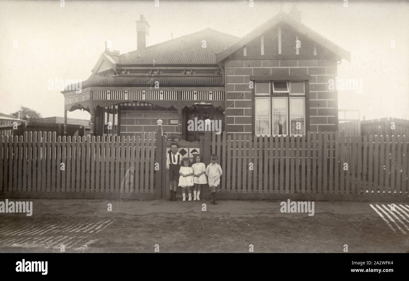 Digitale Fotografie - vier Kinder, 3 Lobb Straße, Coburg, 1920er Jahre, Digital von einem Schwarz/Weiß Foto Postkarte zu scannen. Das Bild zeigt vier Kinder vor dem Tor von 3 Lobb Straße stehen, in Coburg. Das Haus war die Heimat von William Latham, Warder bei Pentridge Prison von 1923 Stockfoto