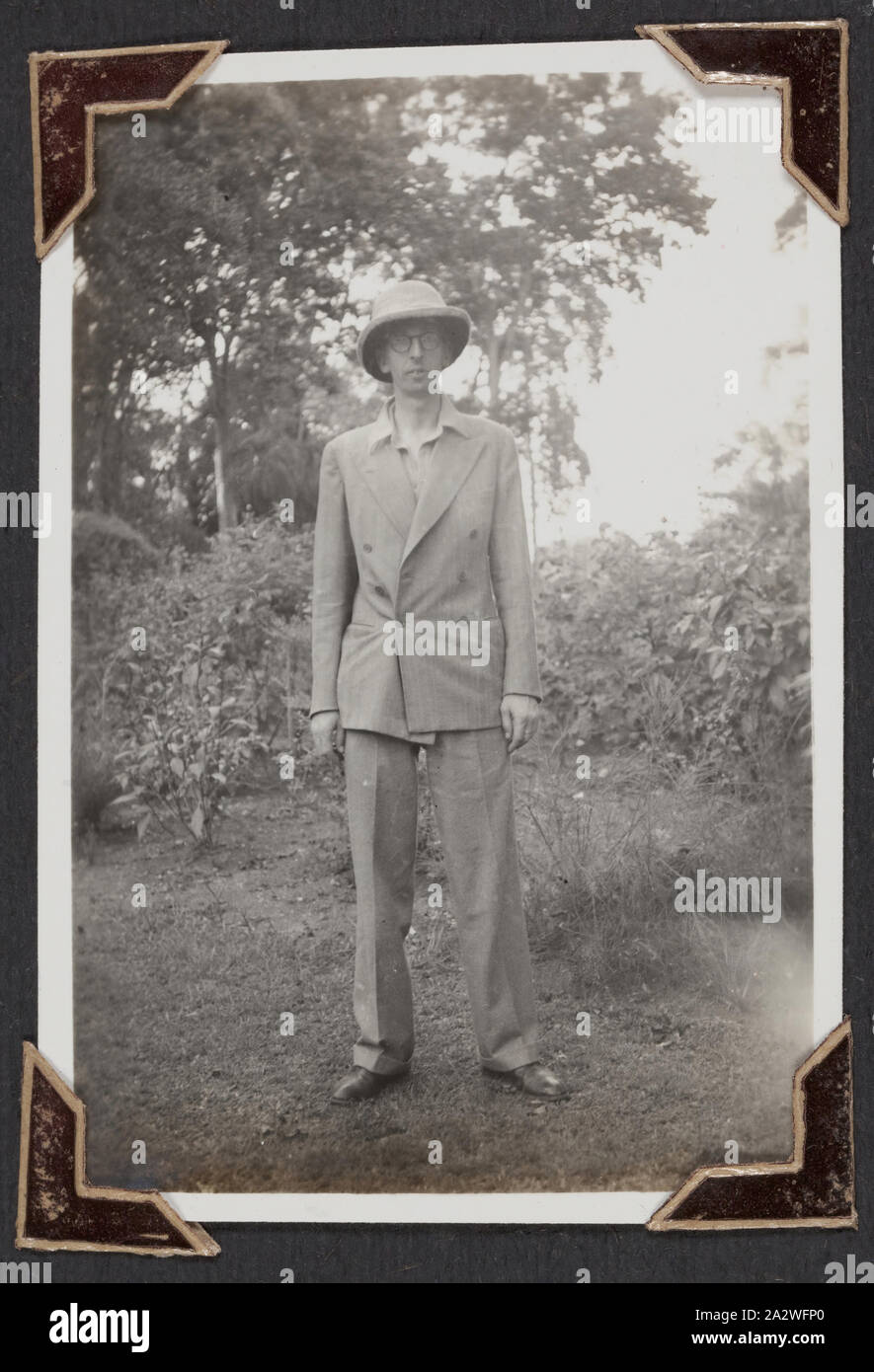 Fotografie - George in Botanischen Gärten, Palmer Familie Wander Reise, Kandy, Sri Lanka, 14 Mar 1947, schwarz-weiß Foto mit dem Titel "George in Botanischen Gärten - Kandy', es zeigt George Palmer im Garten, 14. März 1947 berücksichtigt. Es ist Teil einer Leder - Fotoalbum erstellt von George Palmer während seiner wander Reise von England nach Australien auf der RMS Orion 1947 gebunden. George migriert nach Australien mit seiner Frau Gertrud und ihre zwei Töchter, Shirley und Lesley. Die Fotos Stockfoto