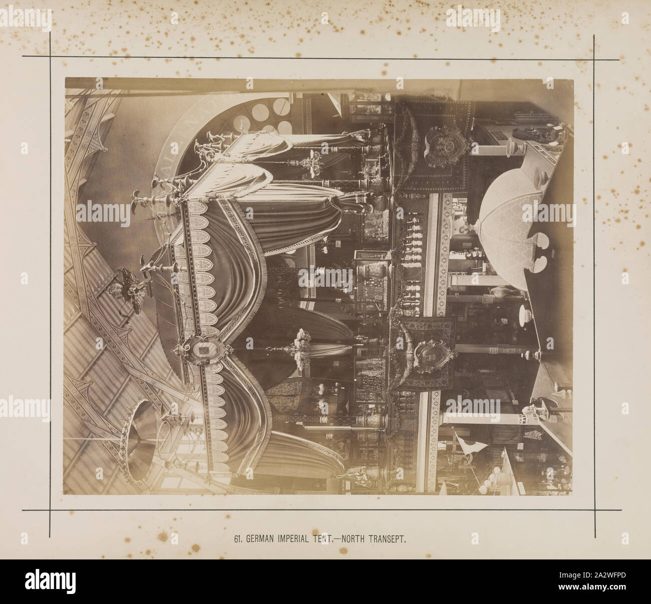 Fotografie - Deutsche Kaiserliche Zelt, nördlichen Querschiff, Großer Saal, Ausstellungsgebäude, 1880-1881, Blick auf die Kaiserlichen Zelt auf dem Balkon des nördlichen Querschiffes in der Großen Halle der ständigen Ausstellung Gebäude am 1880 Melbourne International Ausstellung auf der Messe Gebäude, Carlton Gardens, zwischen dem 1. Oktober 1880 und 30. April 1881. Zusätzlich zu der ständigen Ausstellung Gebäude, zwei permanente Anhänge sowie eine große Stockfoto