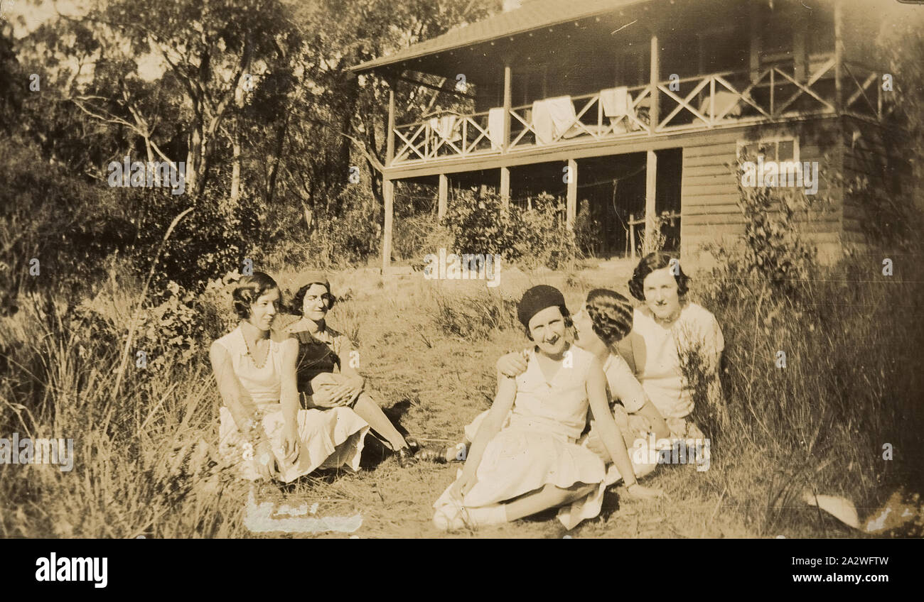 Digitale Fotografie - Mädchen im Garten sitzen, Ferienhaus, Belgrave, 1930er Jahre, fünf Frauen auf Gras vor der eine Geschichte zwei weatherboard Haus. Ein "Girls' Wochenende an einem Haus in der Belgrave in etwa den 1930er Jahren. Das Haus war eine Familie Rückzug als Zick-zack-Haus bezeichnet, da es auf dem Zick-zack-Straße war. In dieser Zeit wurde das Haus von David Coventry im Besitz Stockfoto