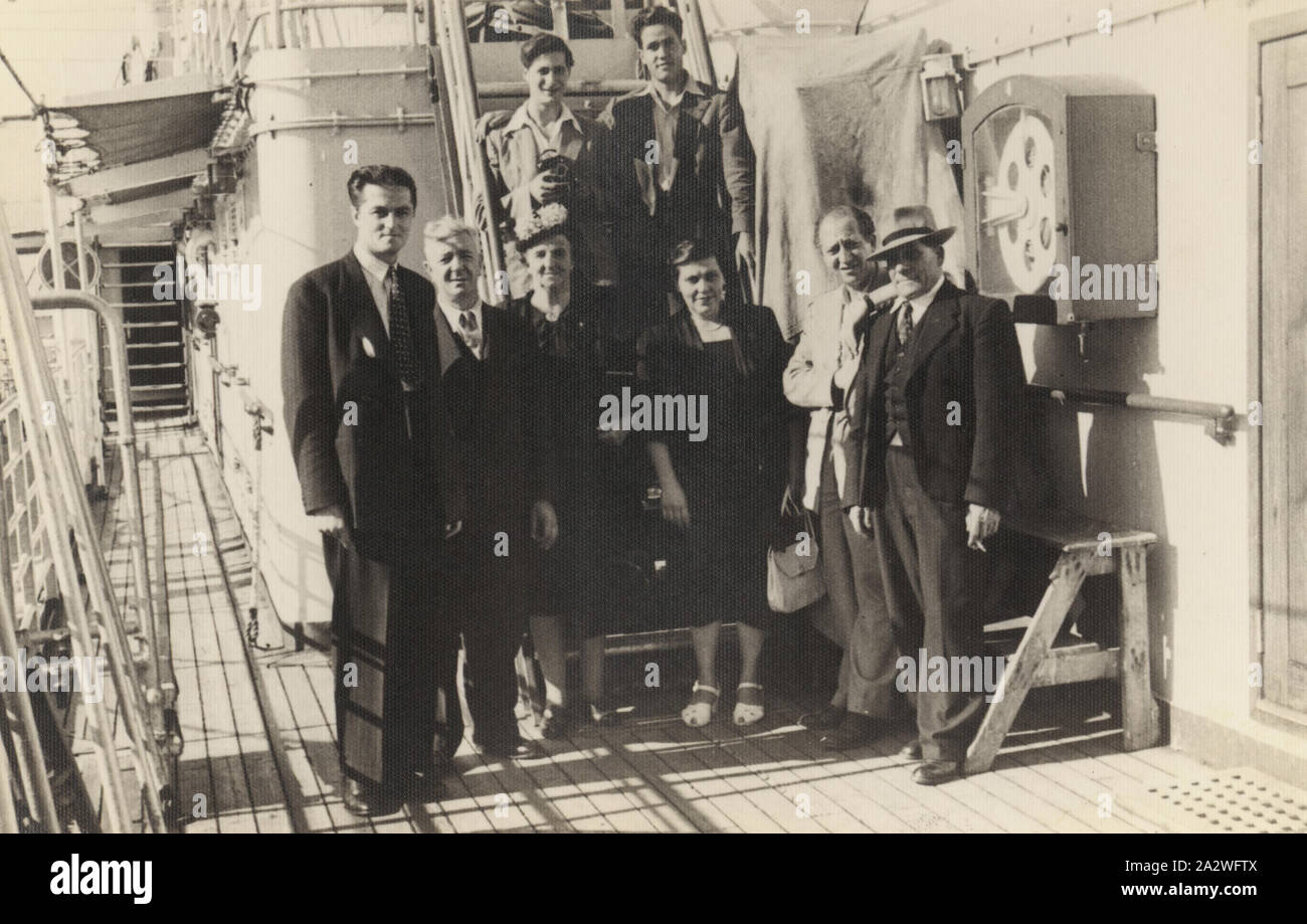 Digitales Bild - Giuseppe Minniti mit Butler, Gagliardi & Muratore Familien, die auf dem 'Sebastiano Caboto', Victoria Dock, Melbourne, 28. Apr 1950, Digitales Bild von Schwarz und Weiß Foto, Giuseppe (John) Minniti einige Tage nach der Ankunft auf der ebastiano Caboto' an der Victoria Station, Melbourne, 28. April 1950 übernommen. Er hat die von der Butler, Gagliardi und Muratore Familien begrüßt worden. Dieses Bild bezieht sich auf die kleine hölzerne Hand reisen Fall gemacht und von Giuseppe Giovanni Minniti verwendet, wenn er nach Melbourne aus seinem migriert Stockfoto